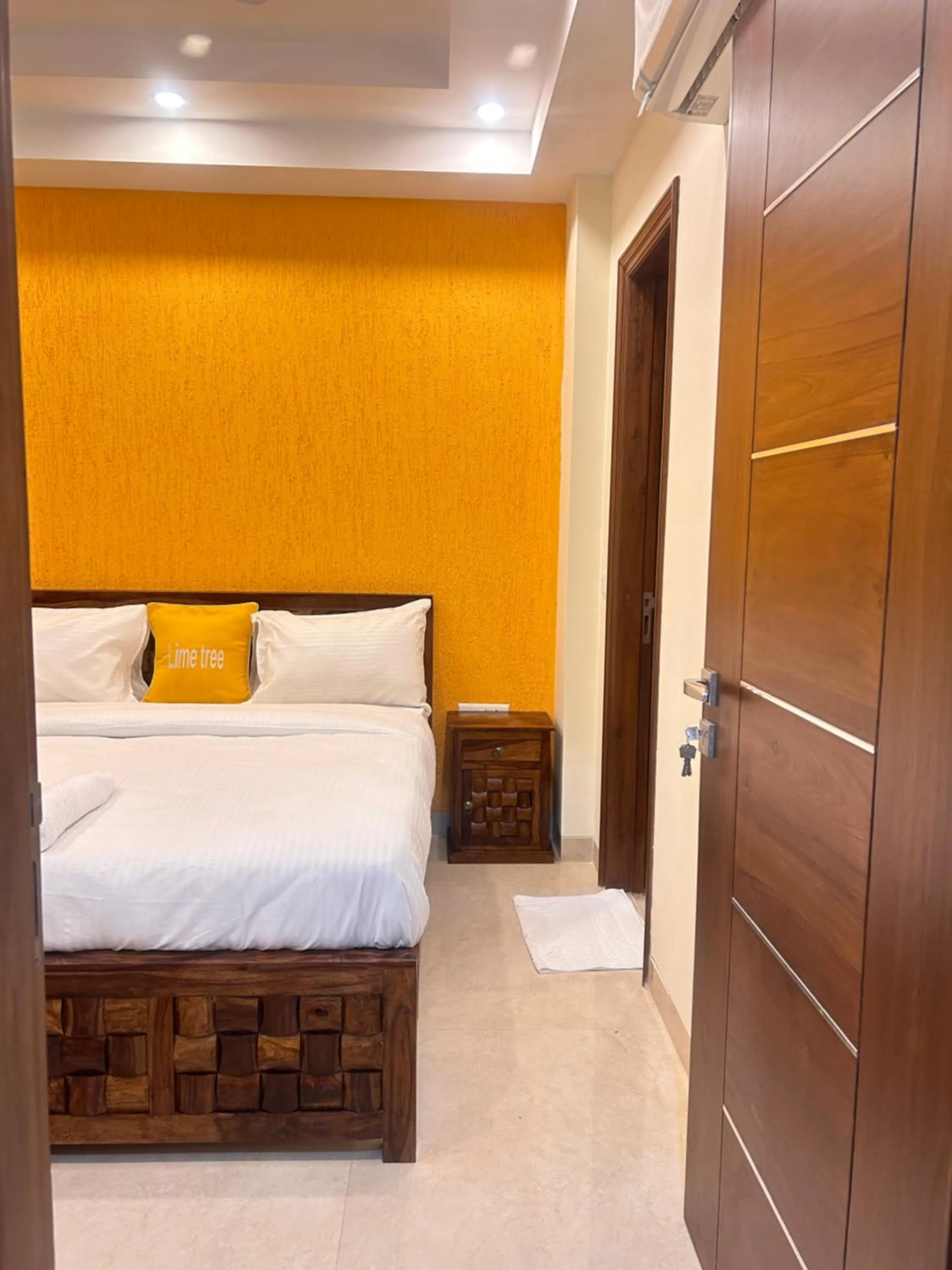 Bed in Lime Tree 1BHK Serviced Apartment - Medanta Medicity, Gurgaon
