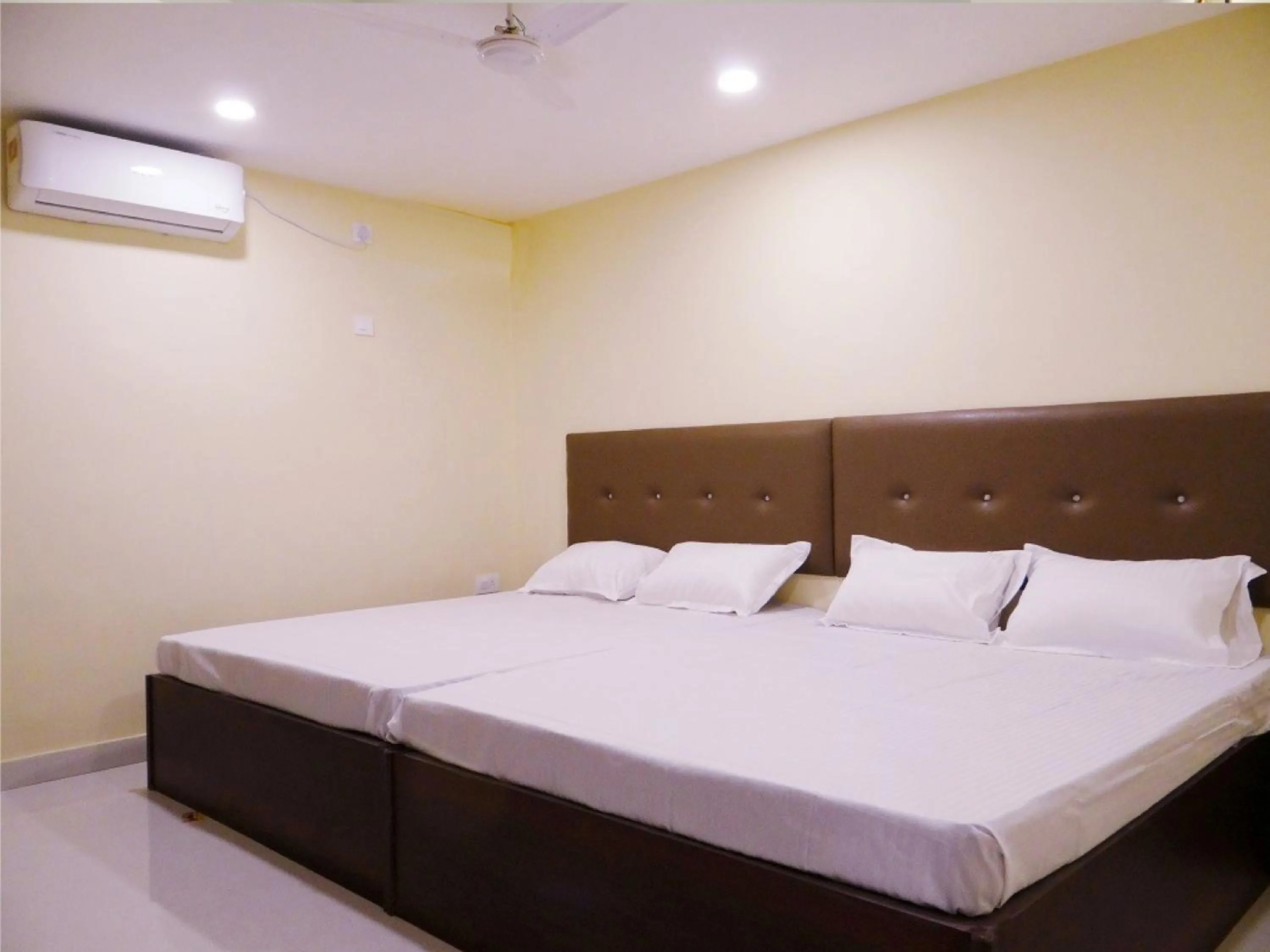 Photo of the whole room, Bed in Hotel Soneva Inn