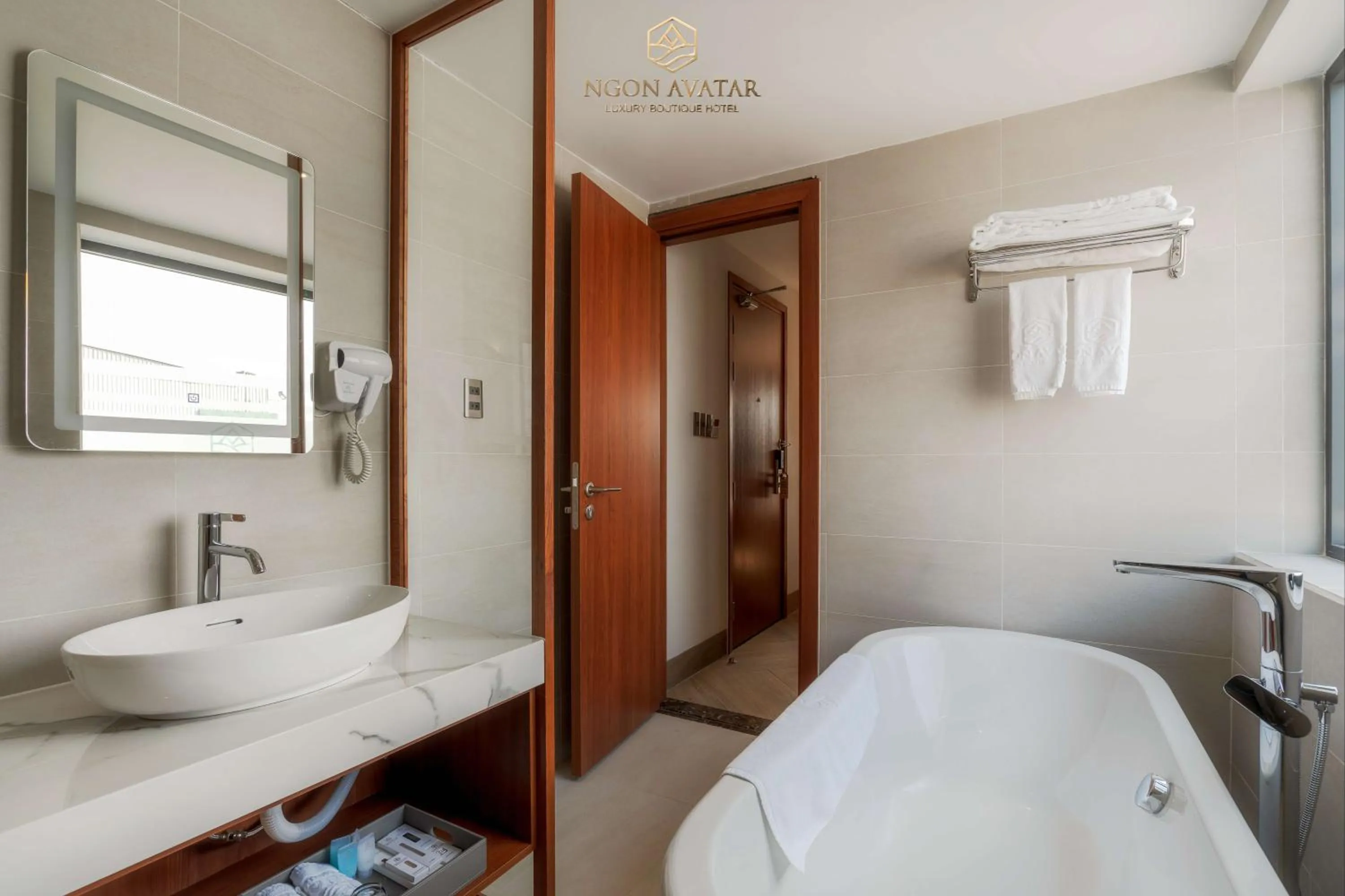 Bathroom, Bed in Ngon Avatar Hotel