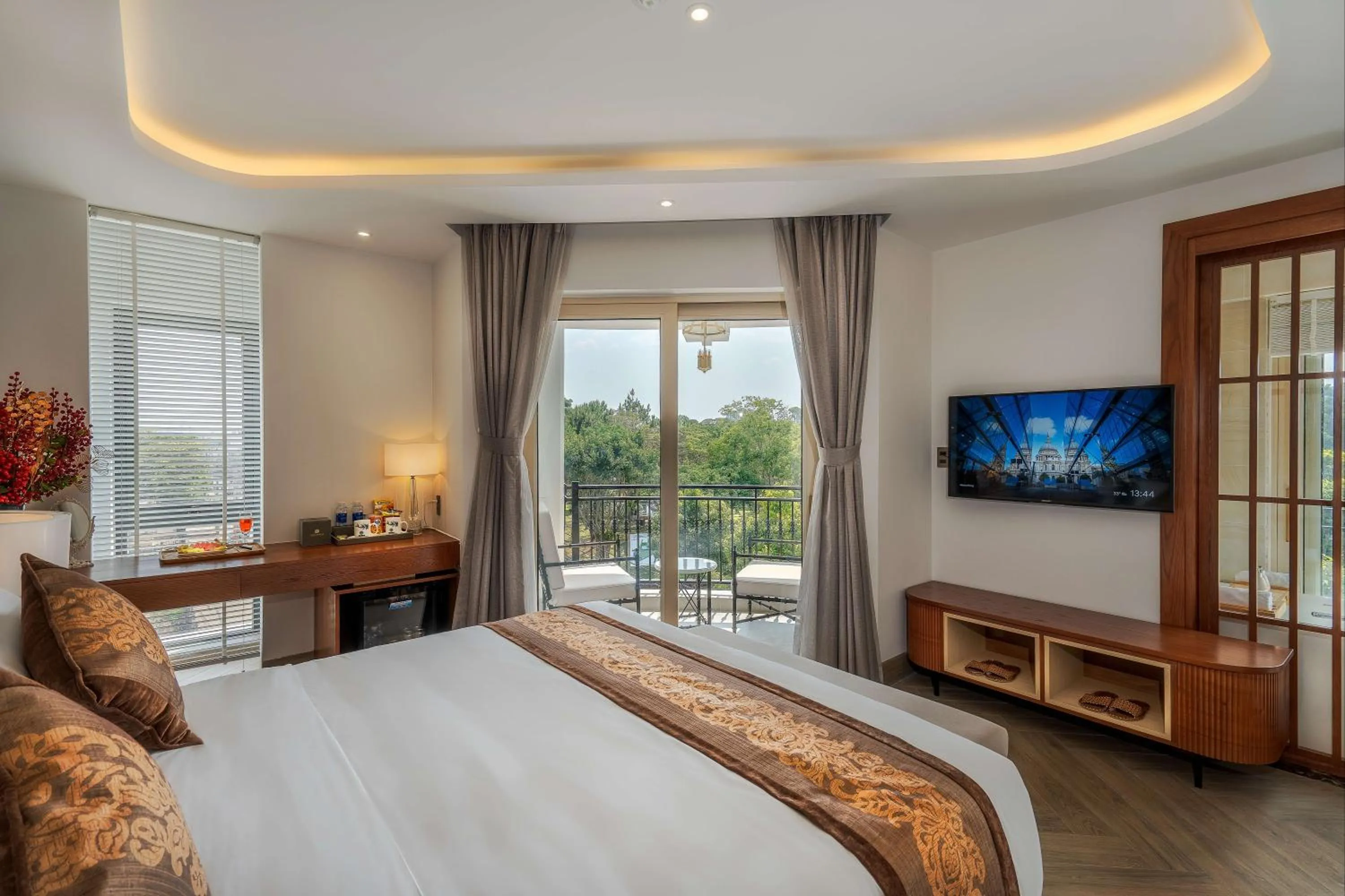 Communal lounge/ TV room, Bed in Ngon Avatar Hotel