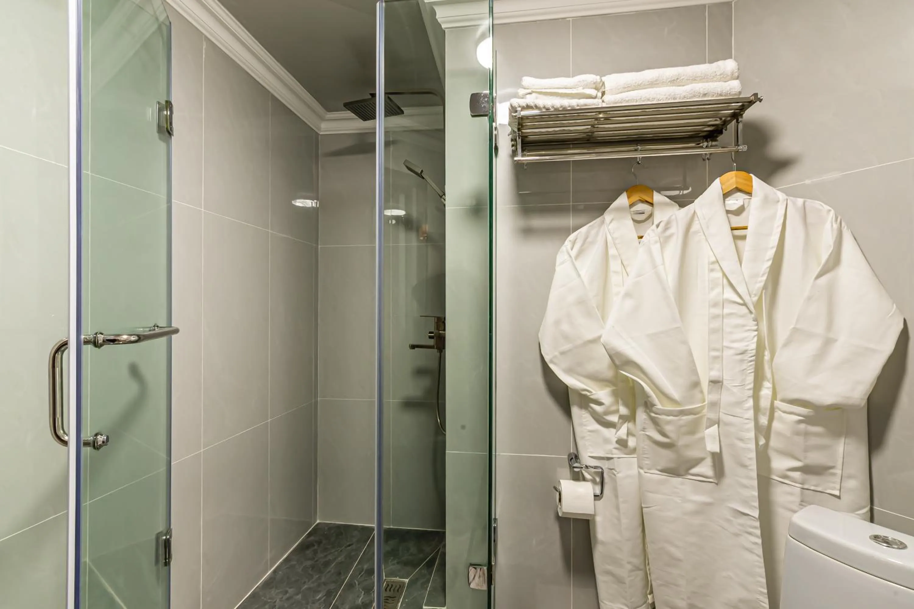 Shower in Oscar Hotel by AG Hotels Group