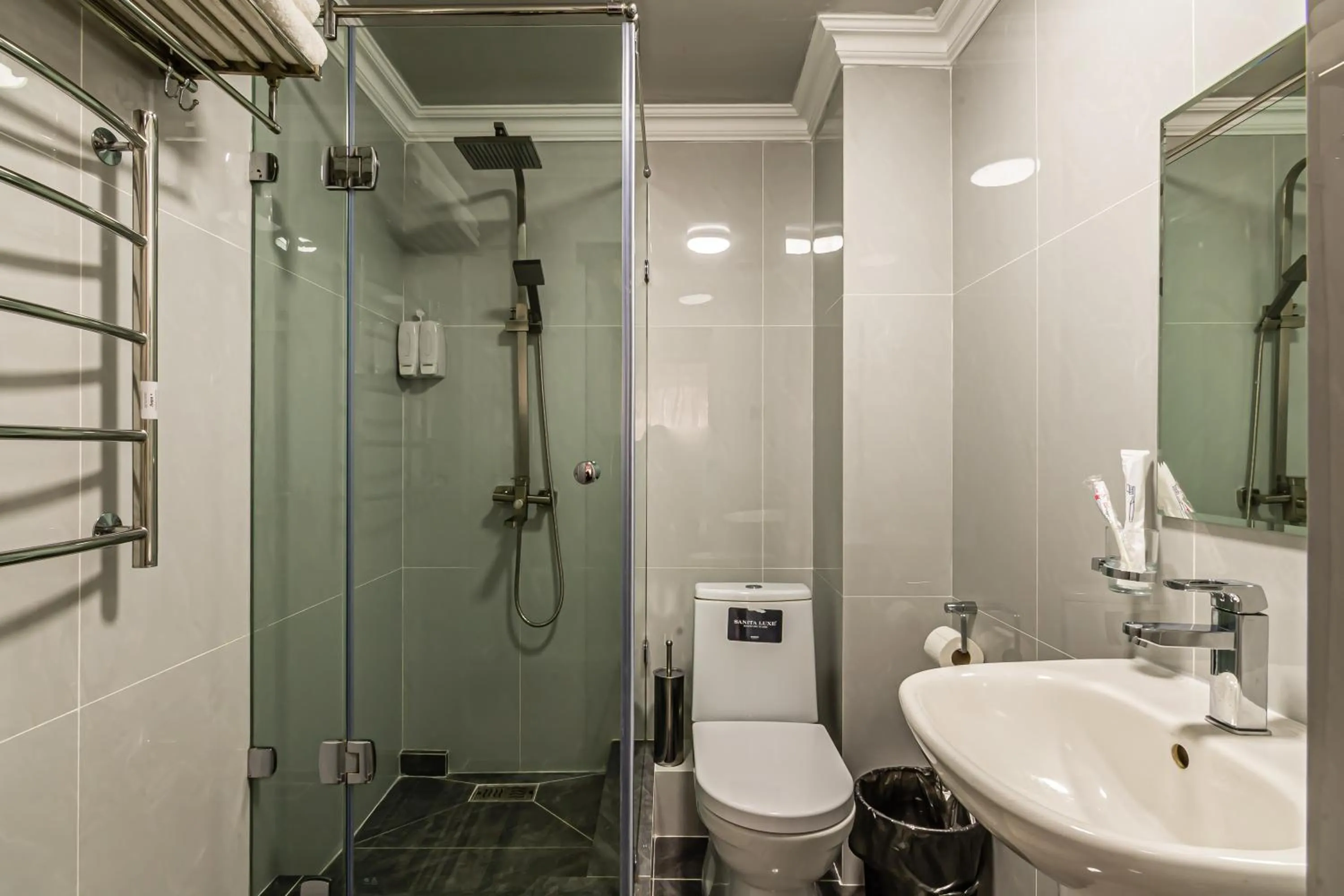 Shower in Oscar Hotel by AG Hotels Group