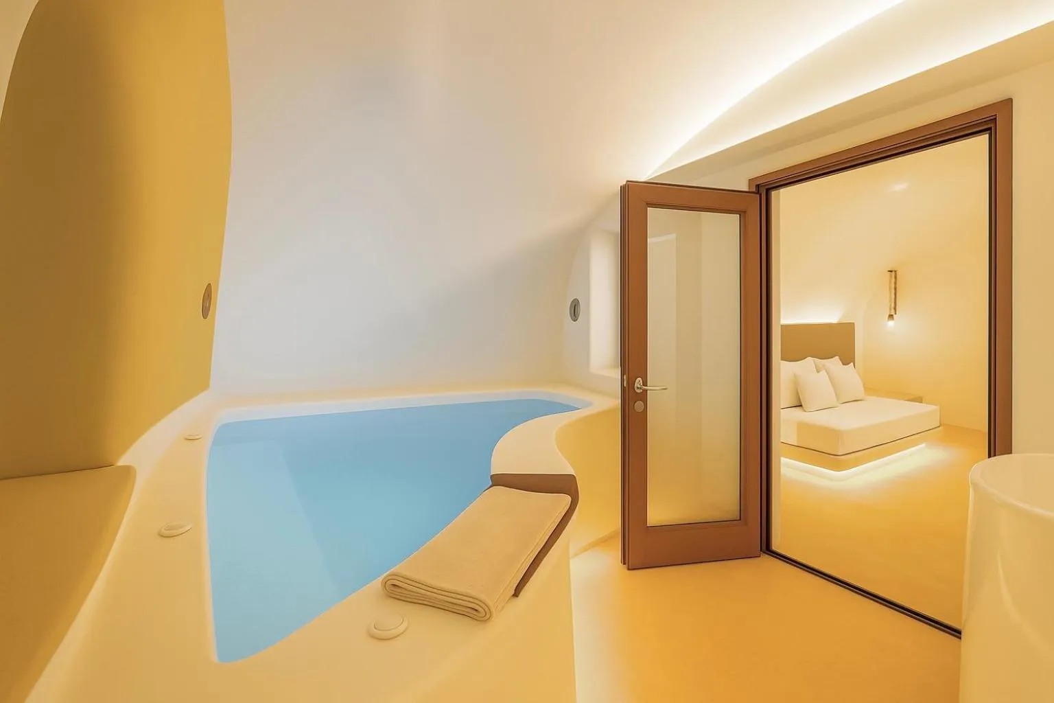 Pool view, Bed in Chic Hotel Santorini