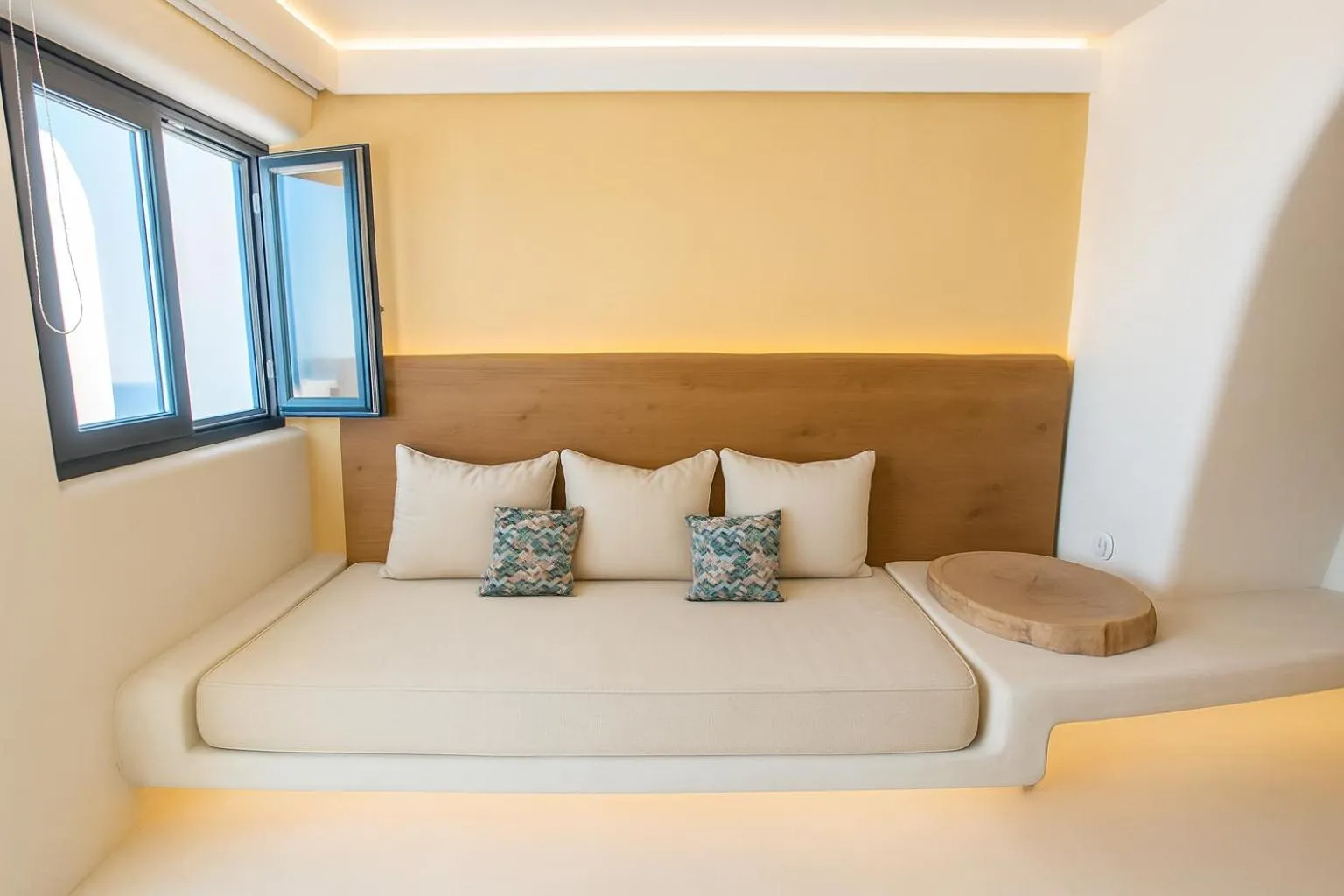 Photo of the whole room, Bed in Chic Hotel Santorini