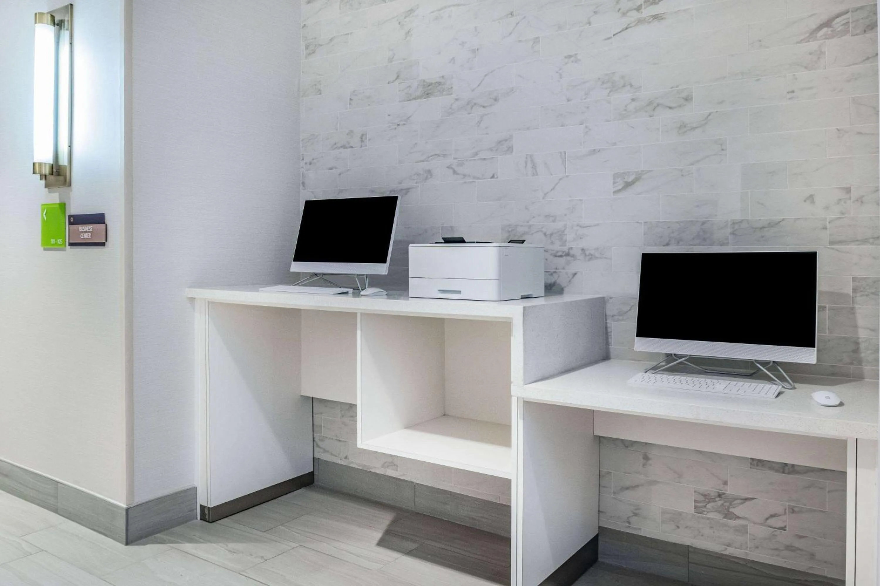 Business facilities in La Quinta Inn & Suites by Wyndham Yucaipa