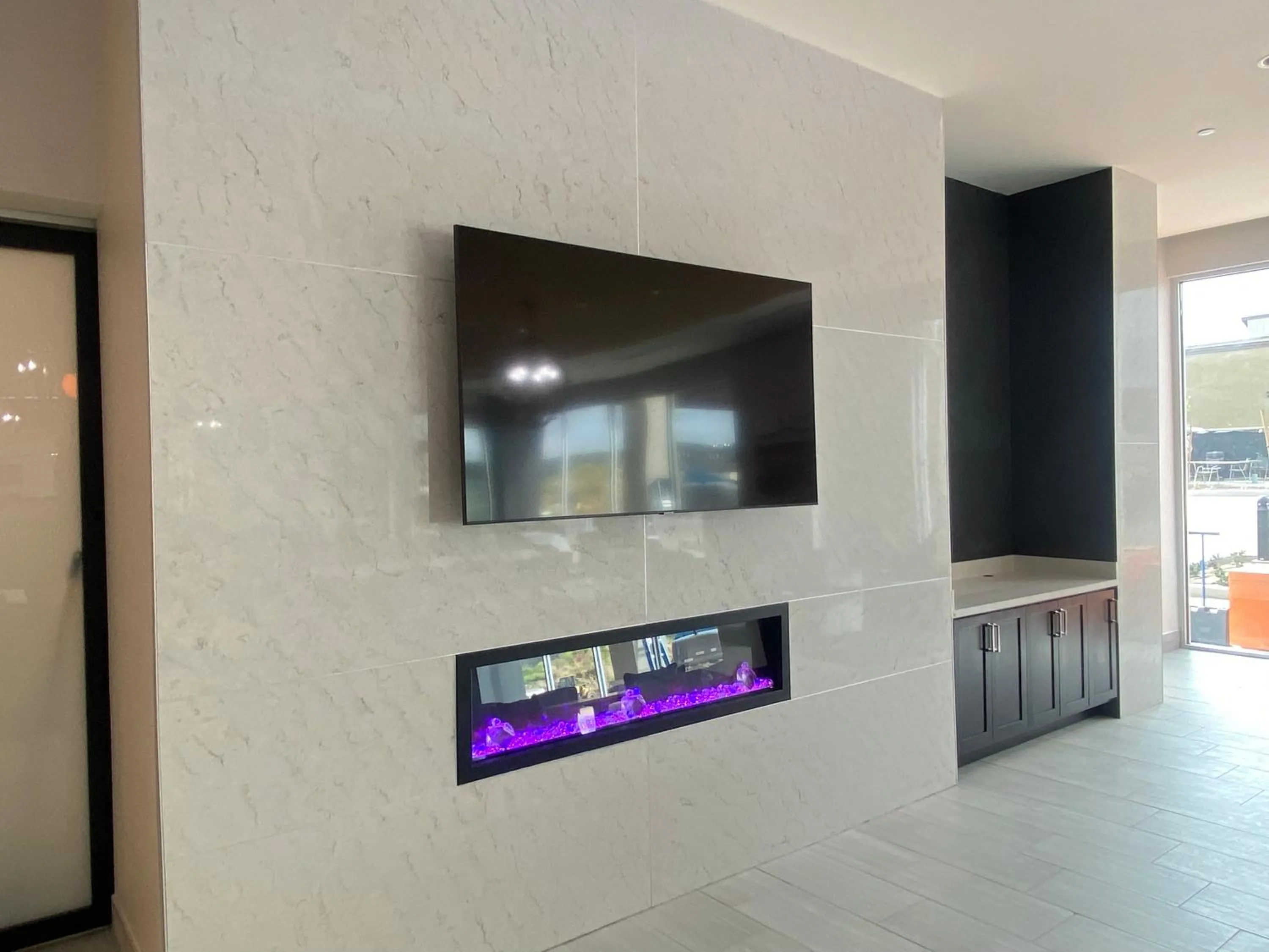 Communal lounge/ TV room in La Quinta Inn & Suites by Wyndham Yucaipa