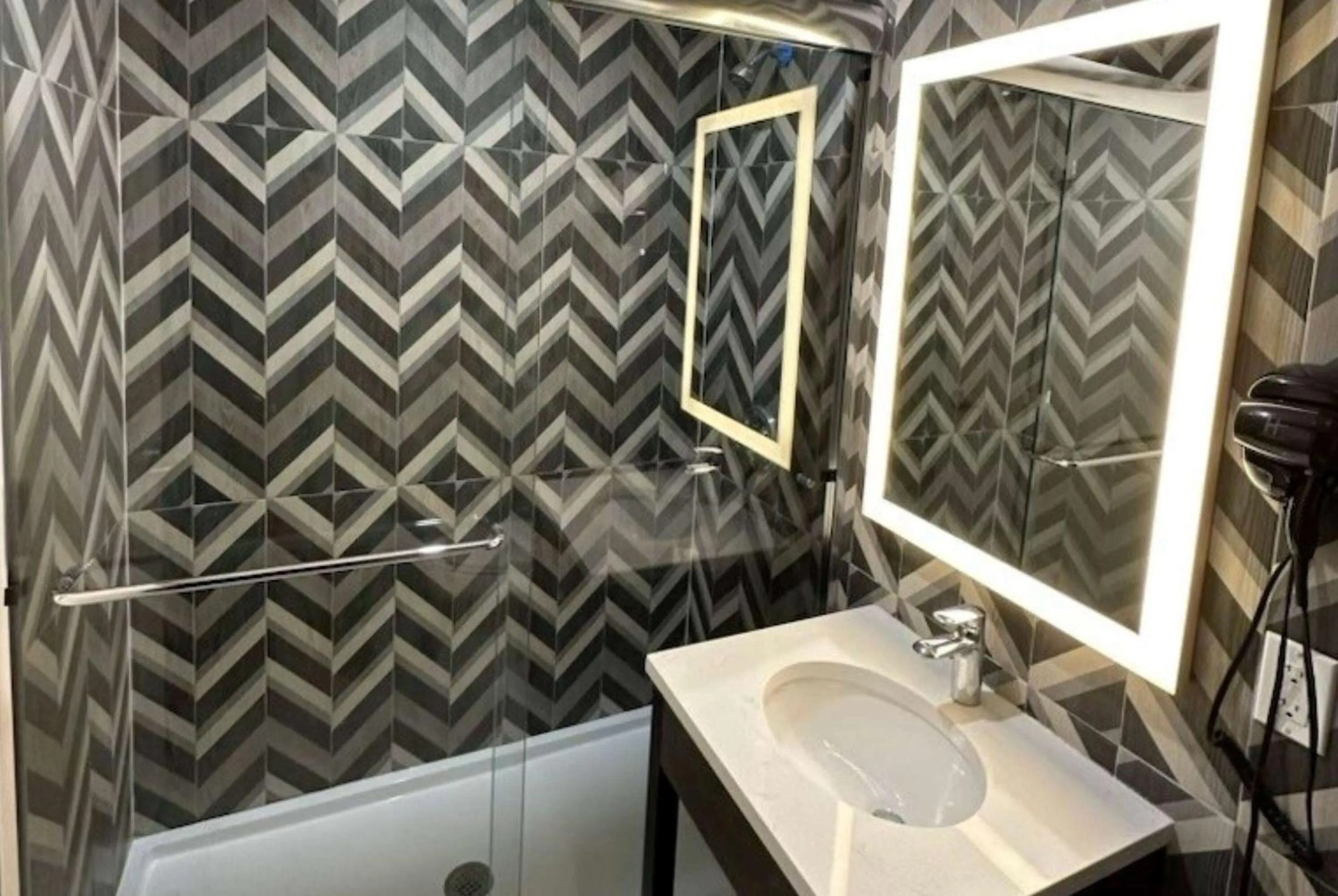 TV and multimedia in Super 8 by Wyndham Brooklyn Pennsylvania Ave