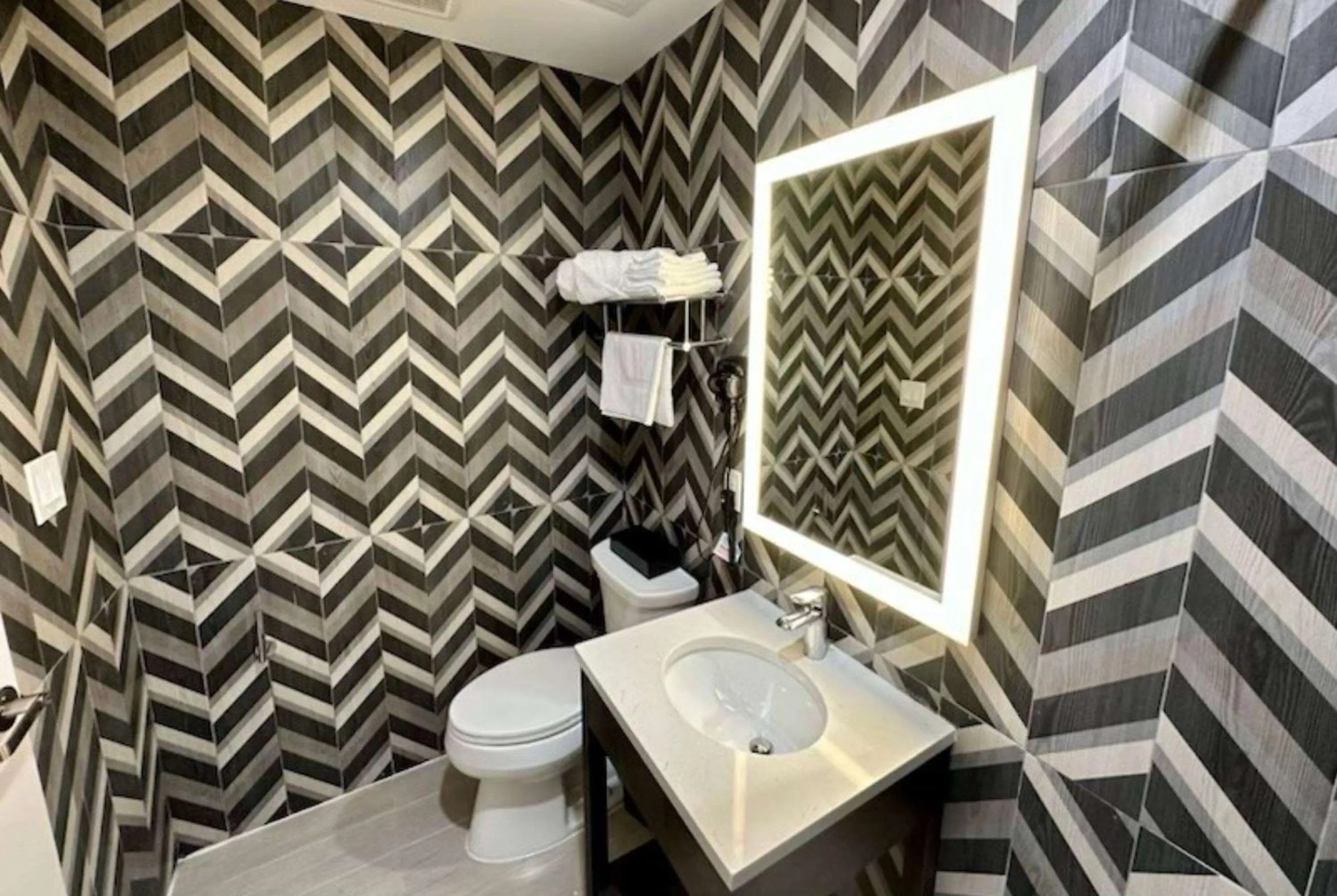 TV and multimedia in Super 8 by Wyndham Brooklyn Pennsylvania Ave