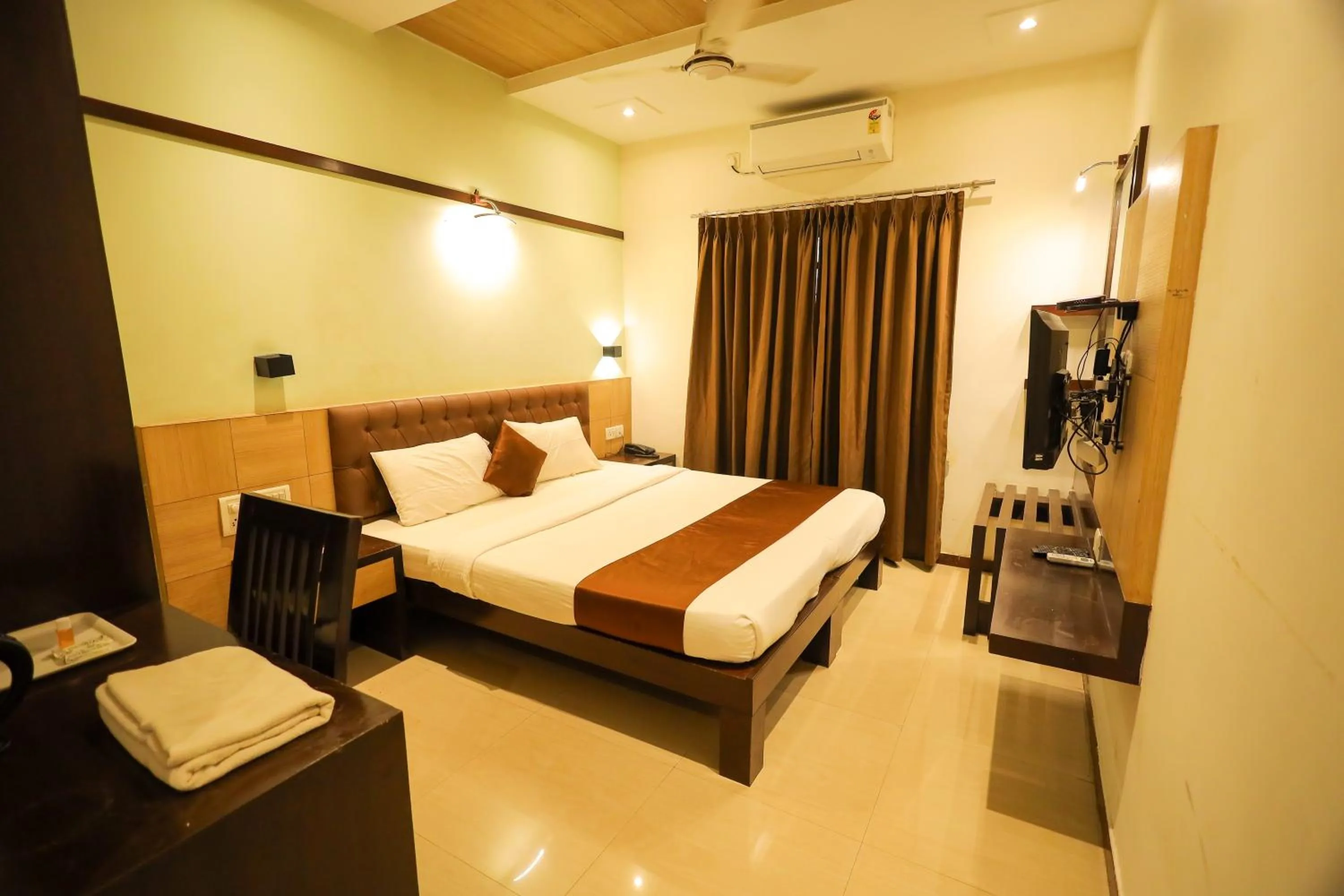 Bedroom, Bed in Hotel Plaza Heights by RAK Rooms, Mangaluru