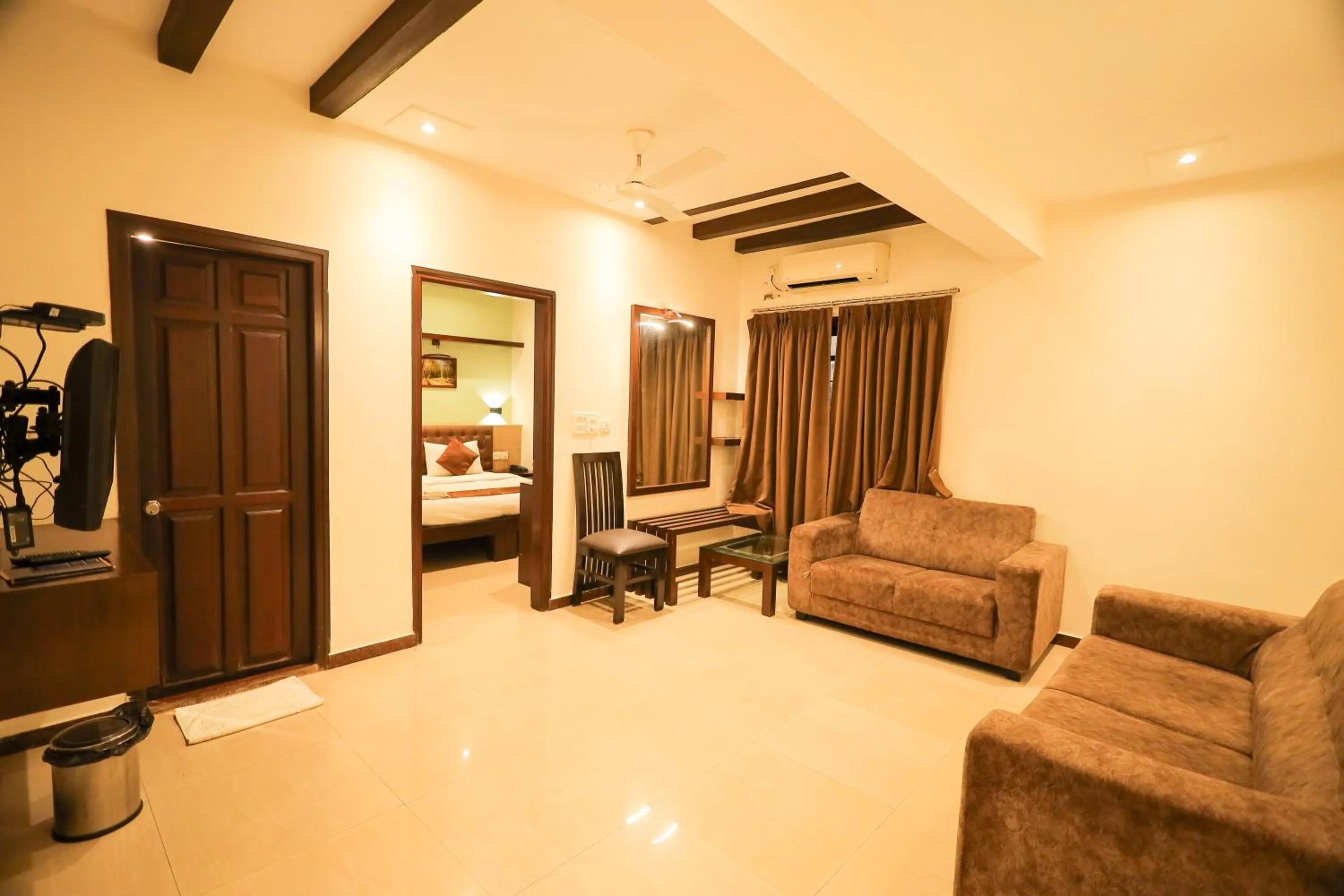 Living room in Hotel Plaza Heights by RAK Rooms, Mangaluru