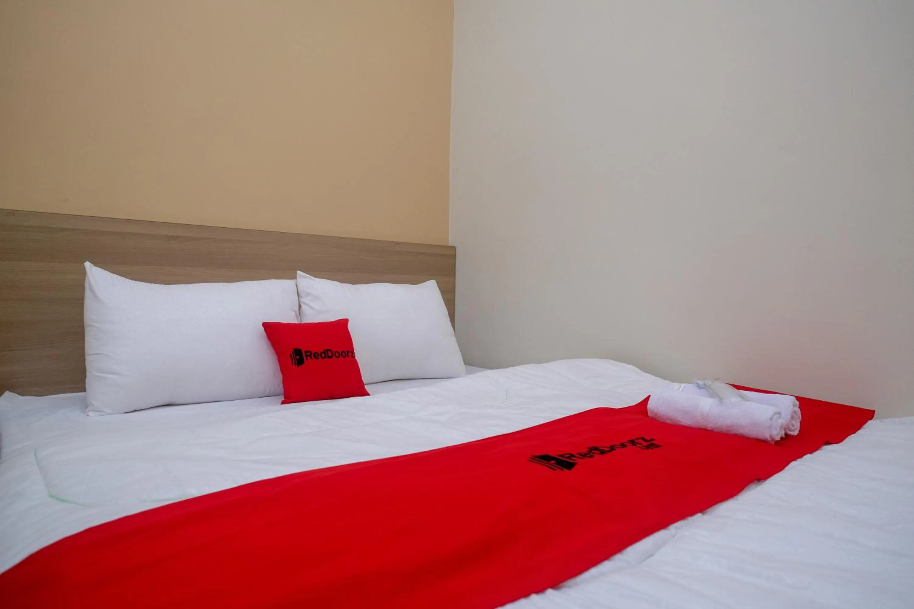 Bedroom, Bed in RedDoorz Plus near UMS Solo 2