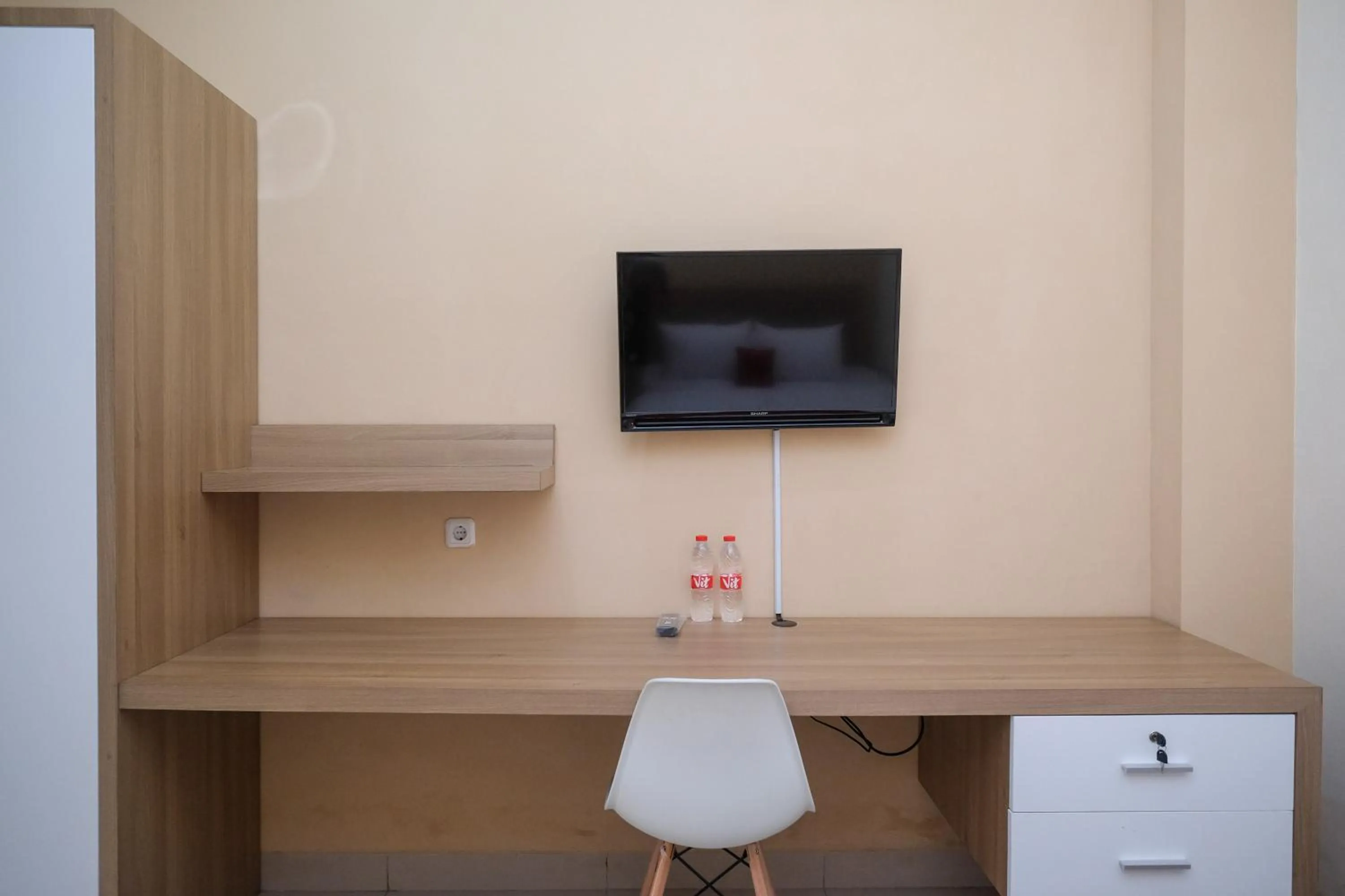 TV and multimedia in RedDoorz Plus near UMS Solo 2