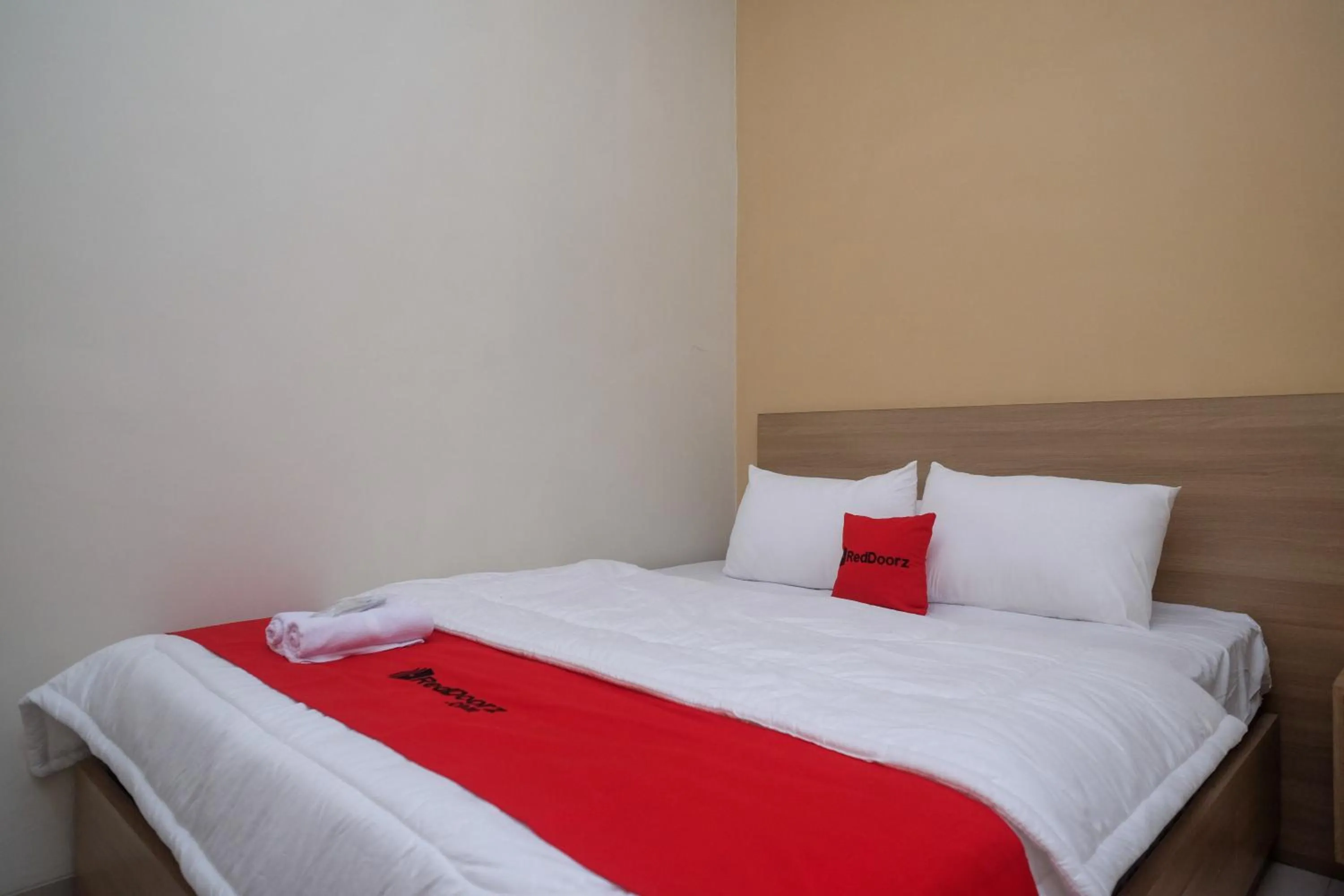 Bedroom, Bed in RedDoorz Plus near UMS Solo 2