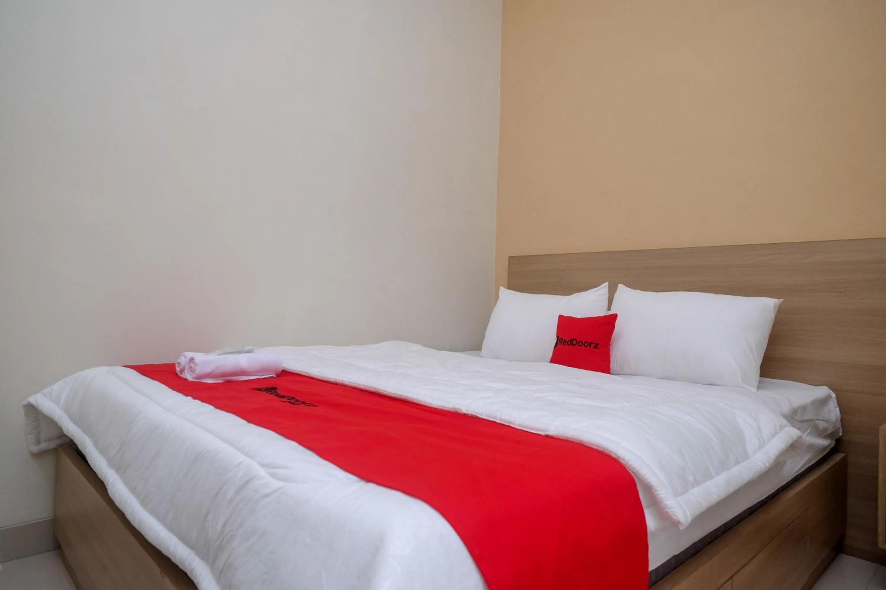 Bedroom, Bed in RedDoorz Plus near UMS Solo 2