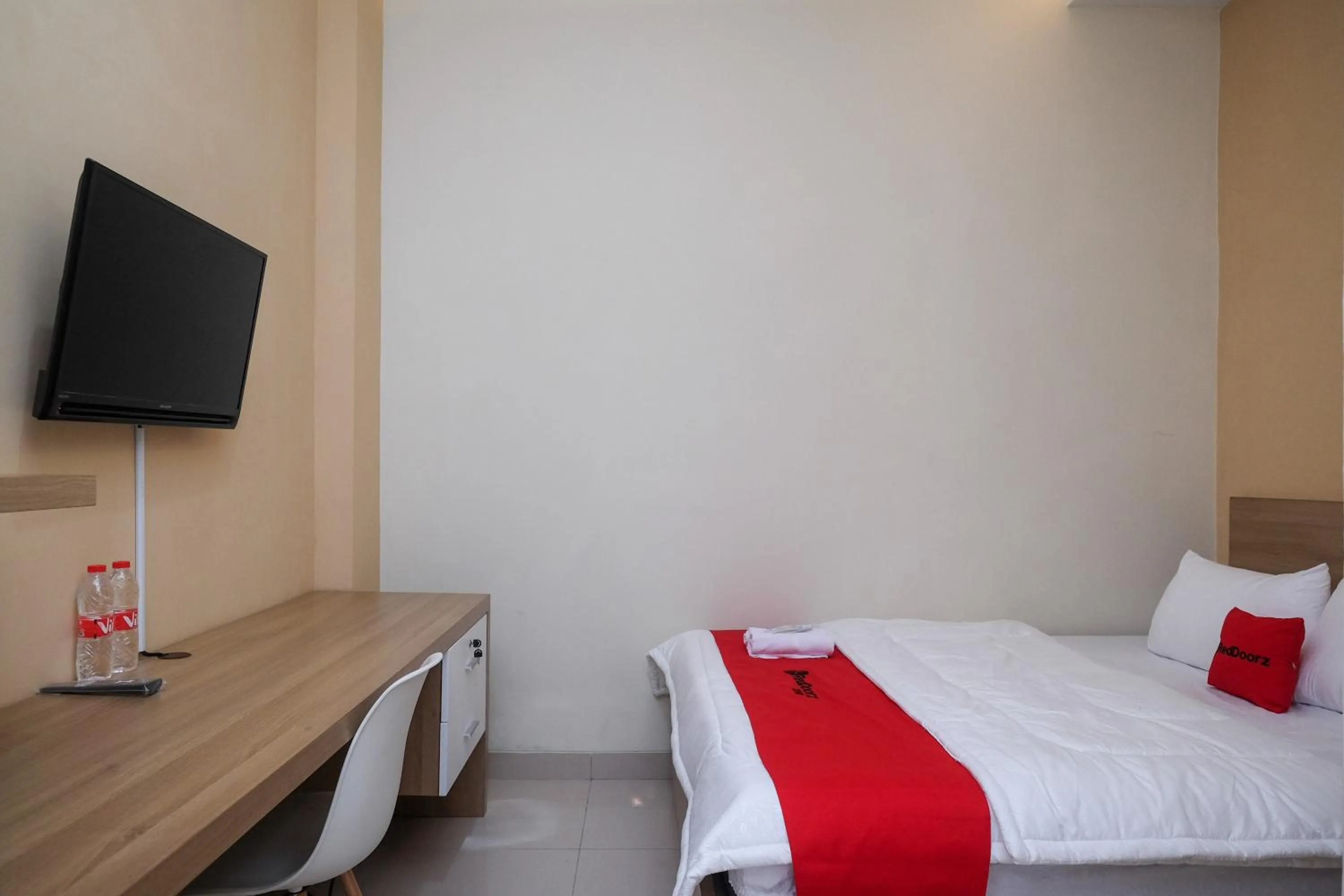 Bedroom, Bed in RedDoorz Plus near UMS Solo 2