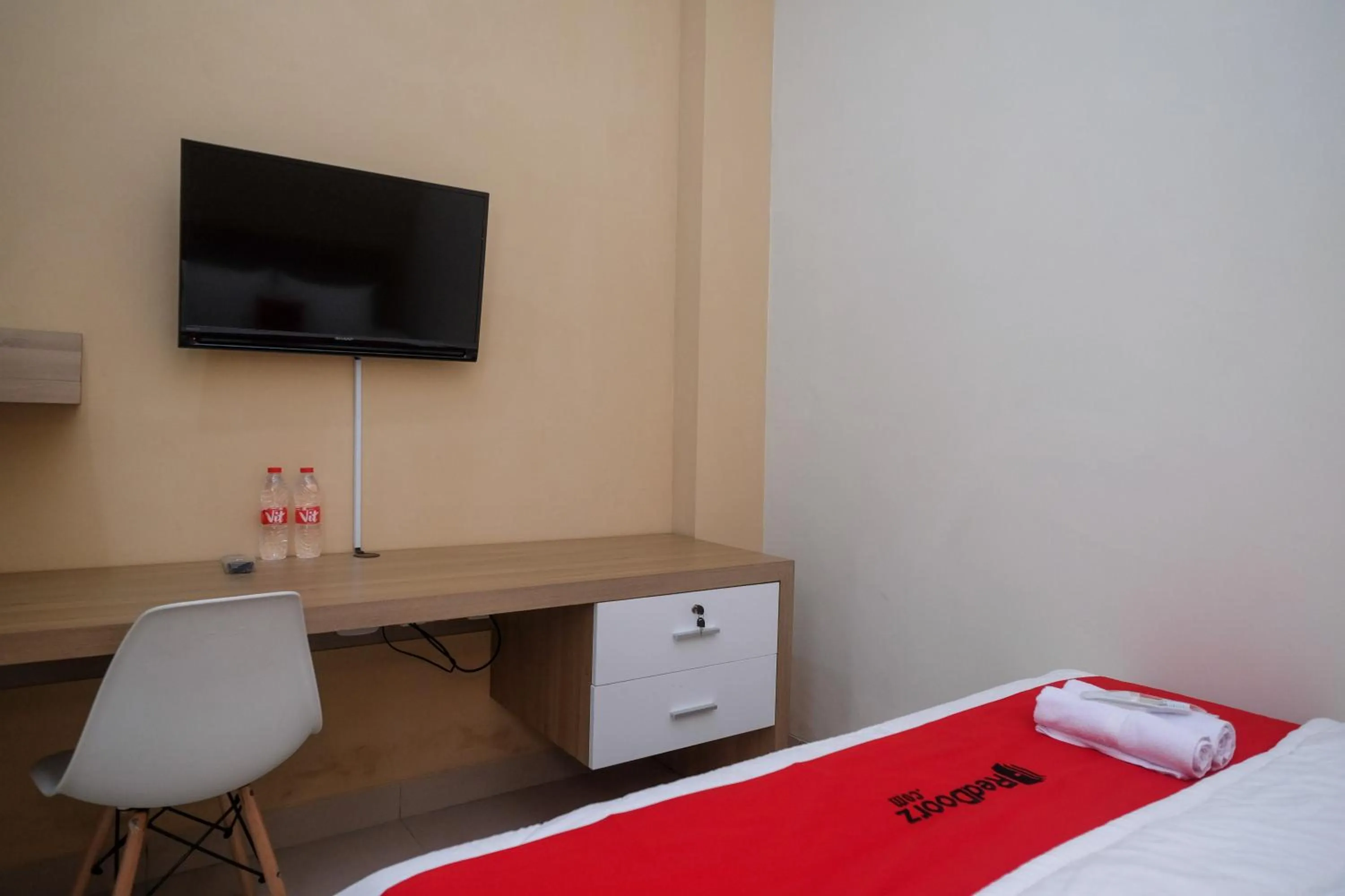 Bedroom, Bed in RedDoorz Plus near UMS Solo 2