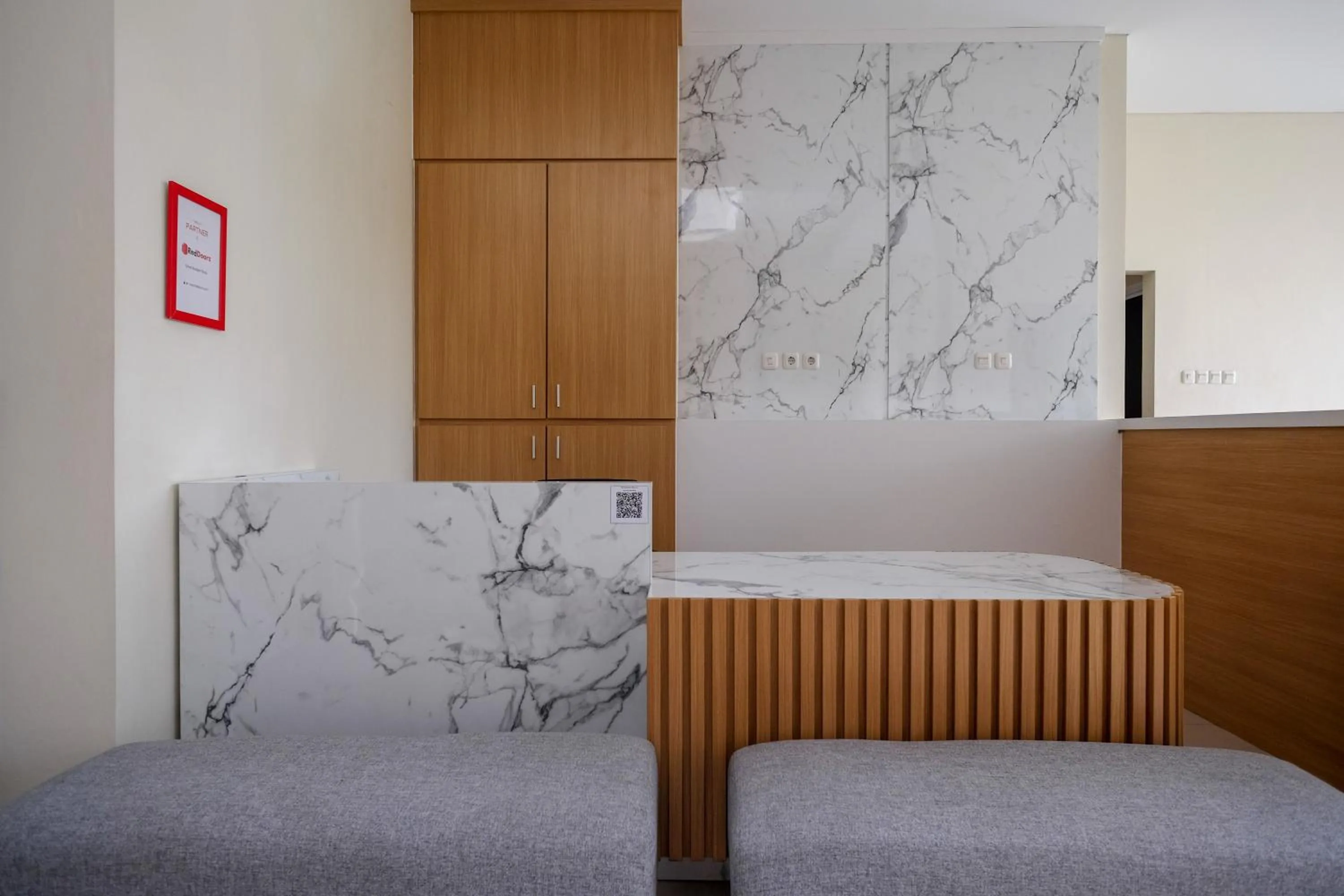 Lobby or reception, Bed in RedDoorz Plus near UMS Solo 2