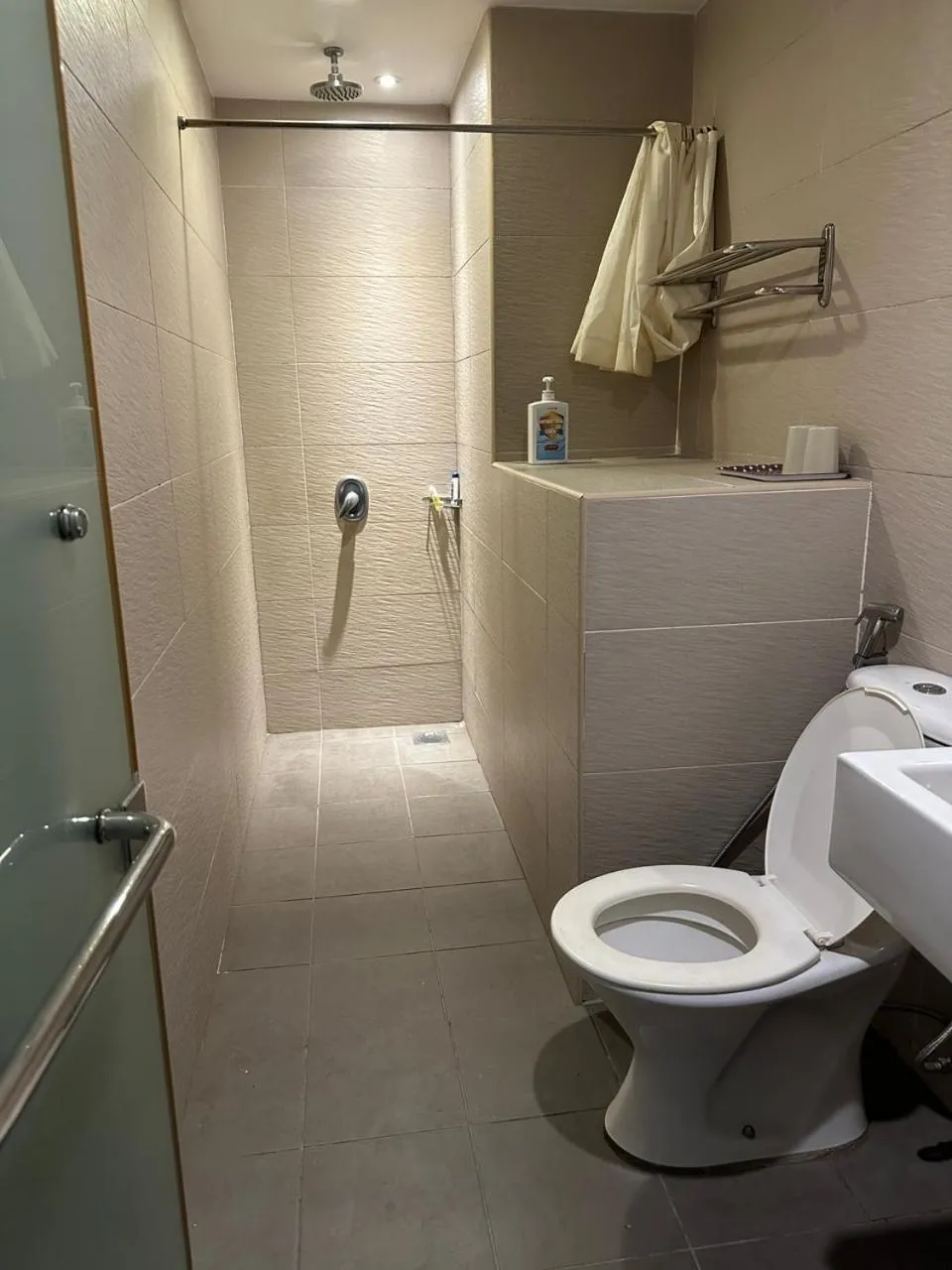 Shower in Uptown Chinatown