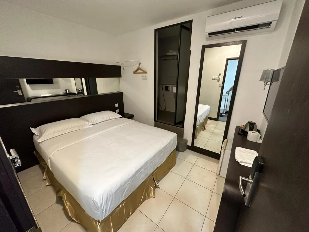 Bedroom, Bed in Uptown Chinatown