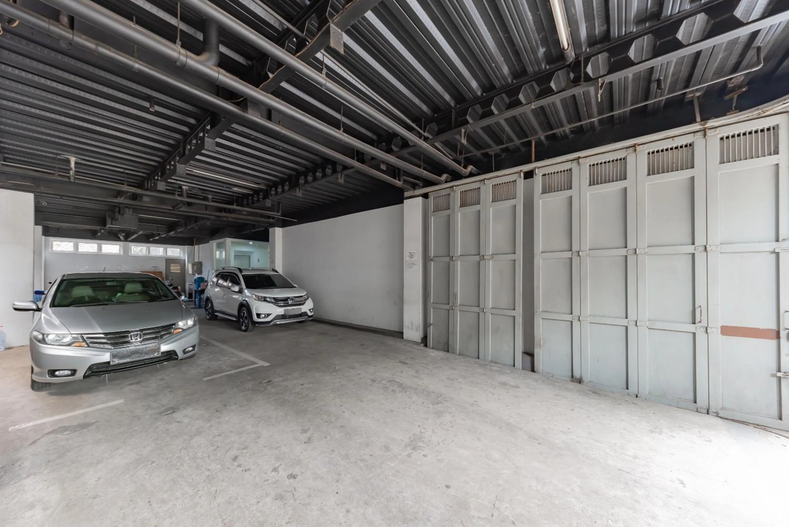 Parking in RedDoorz @ Pelajar Pejuang 3