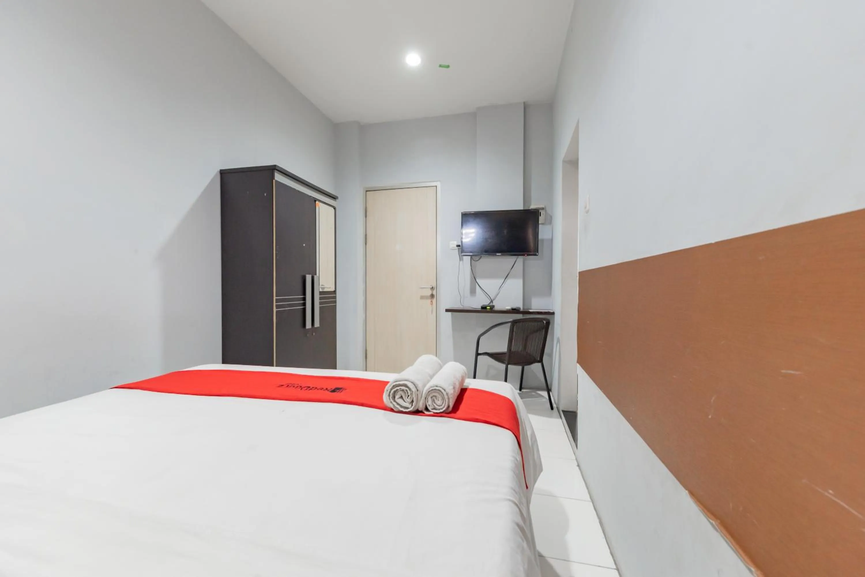 Bedroom, Bed in RedDoorz @ Pelajar Pejuang 3