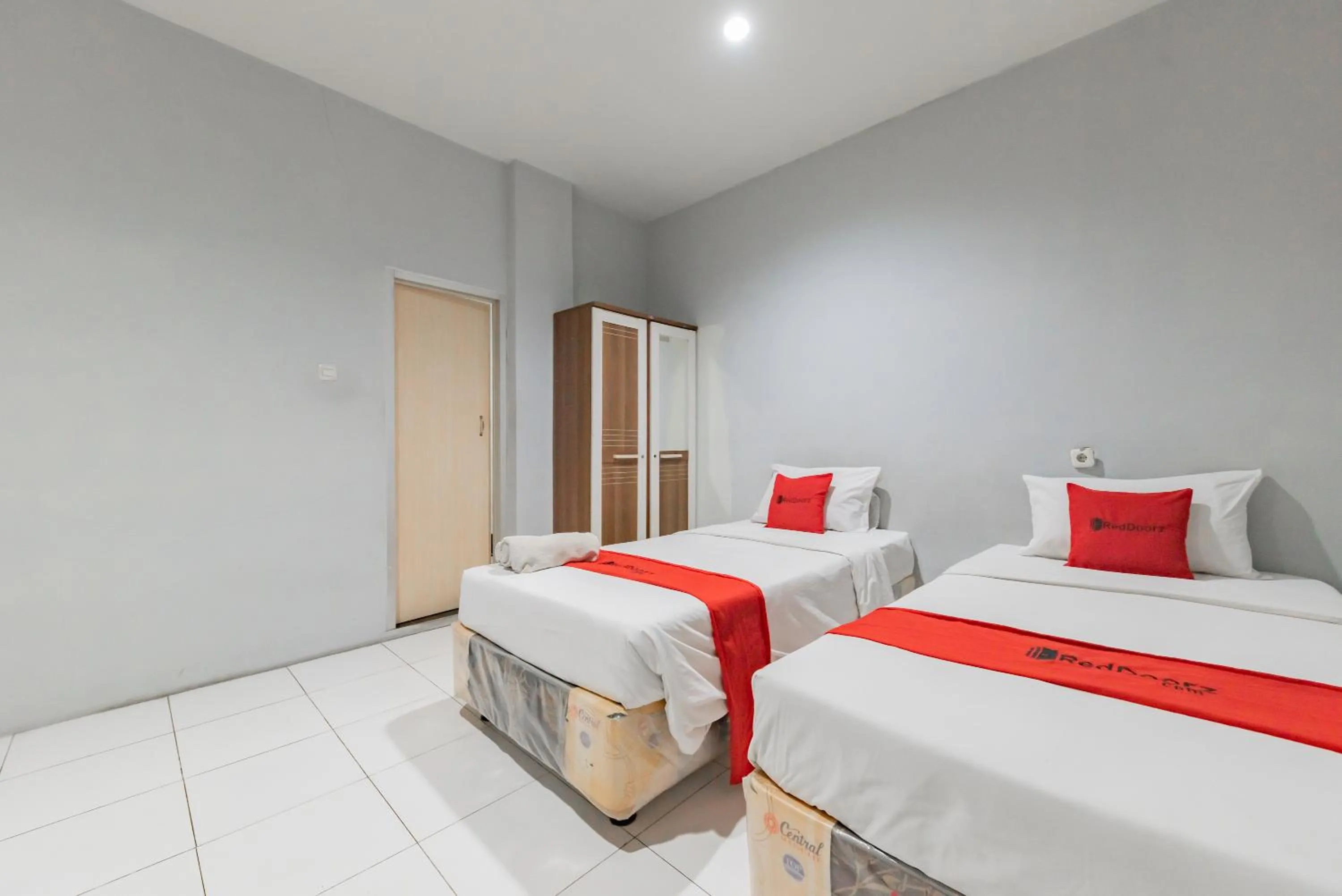 Bedroom, Bed in RedDoorz @ Pelajar Pejuang 3