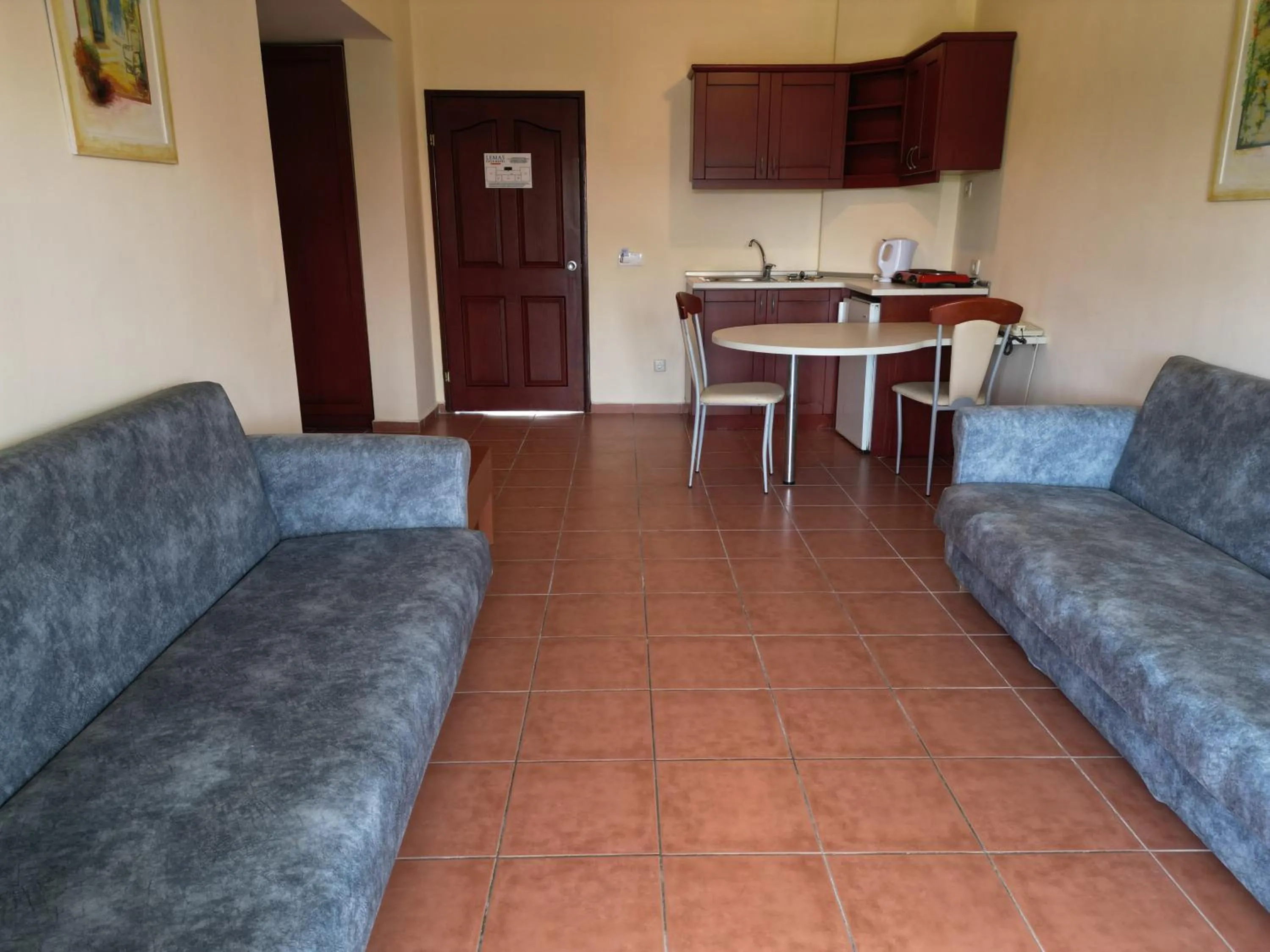 Kitchen or kitchenette in LEMAS SUITE HOTEL