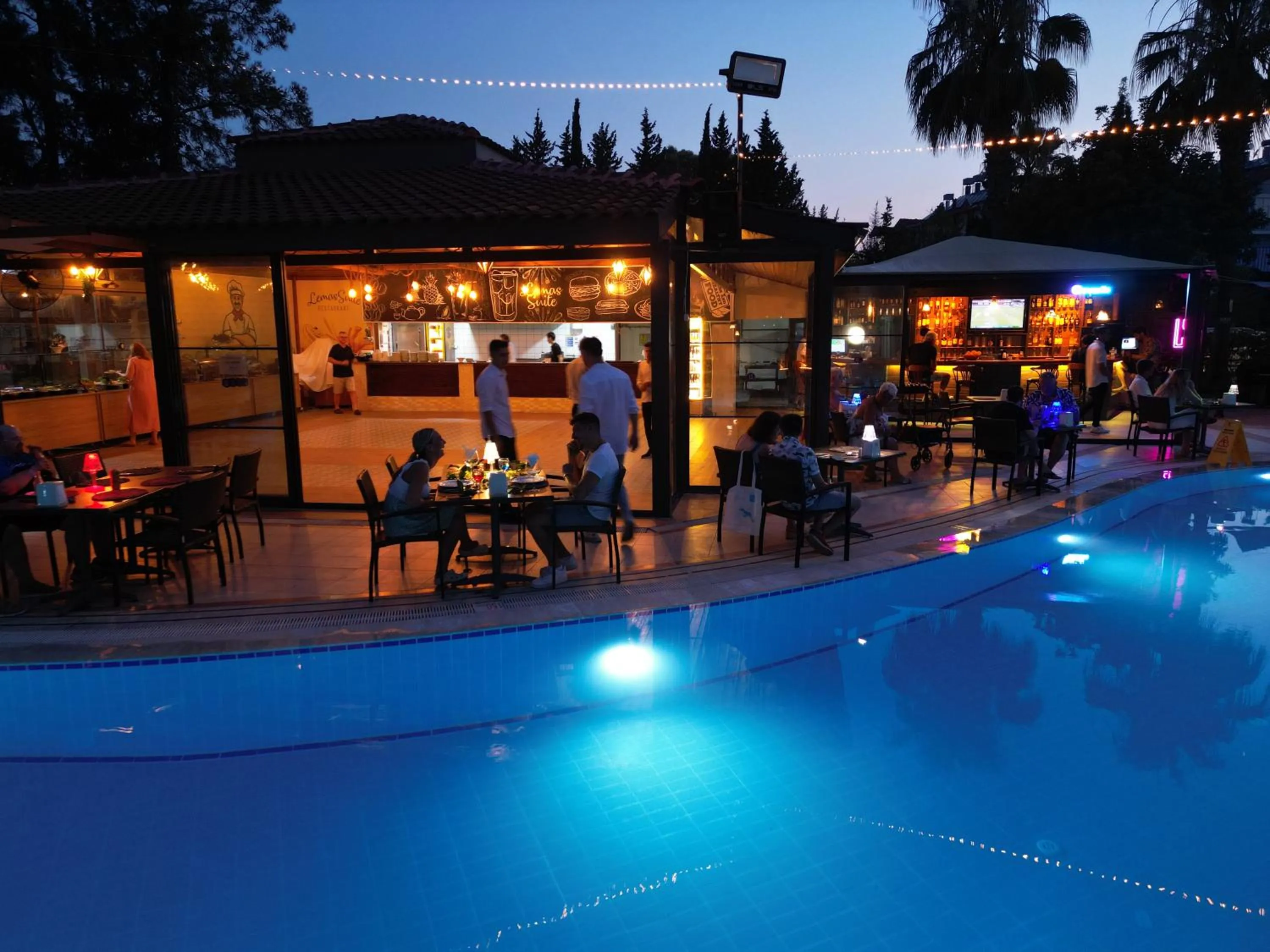 Restaurant/places to eat in LEMAS SUITE HOTEL