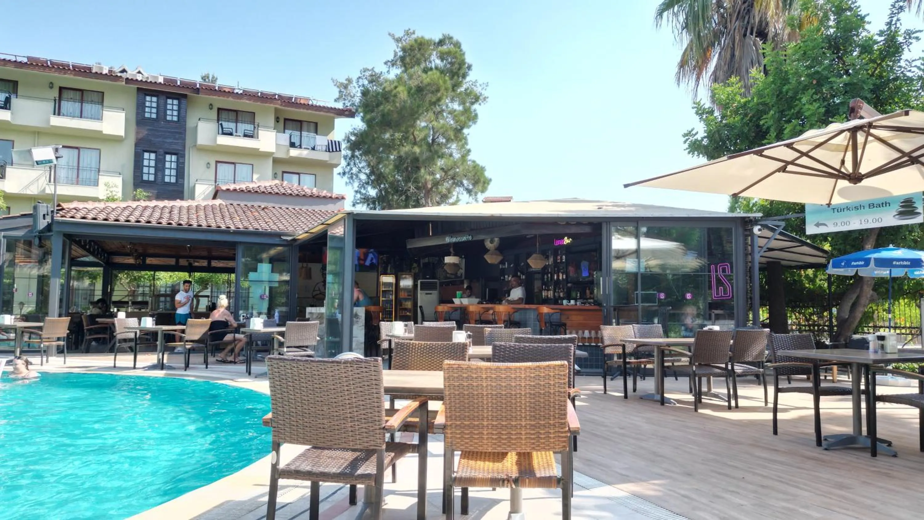 Restaurant/places to eat in LEMAS SUITE HOTEL