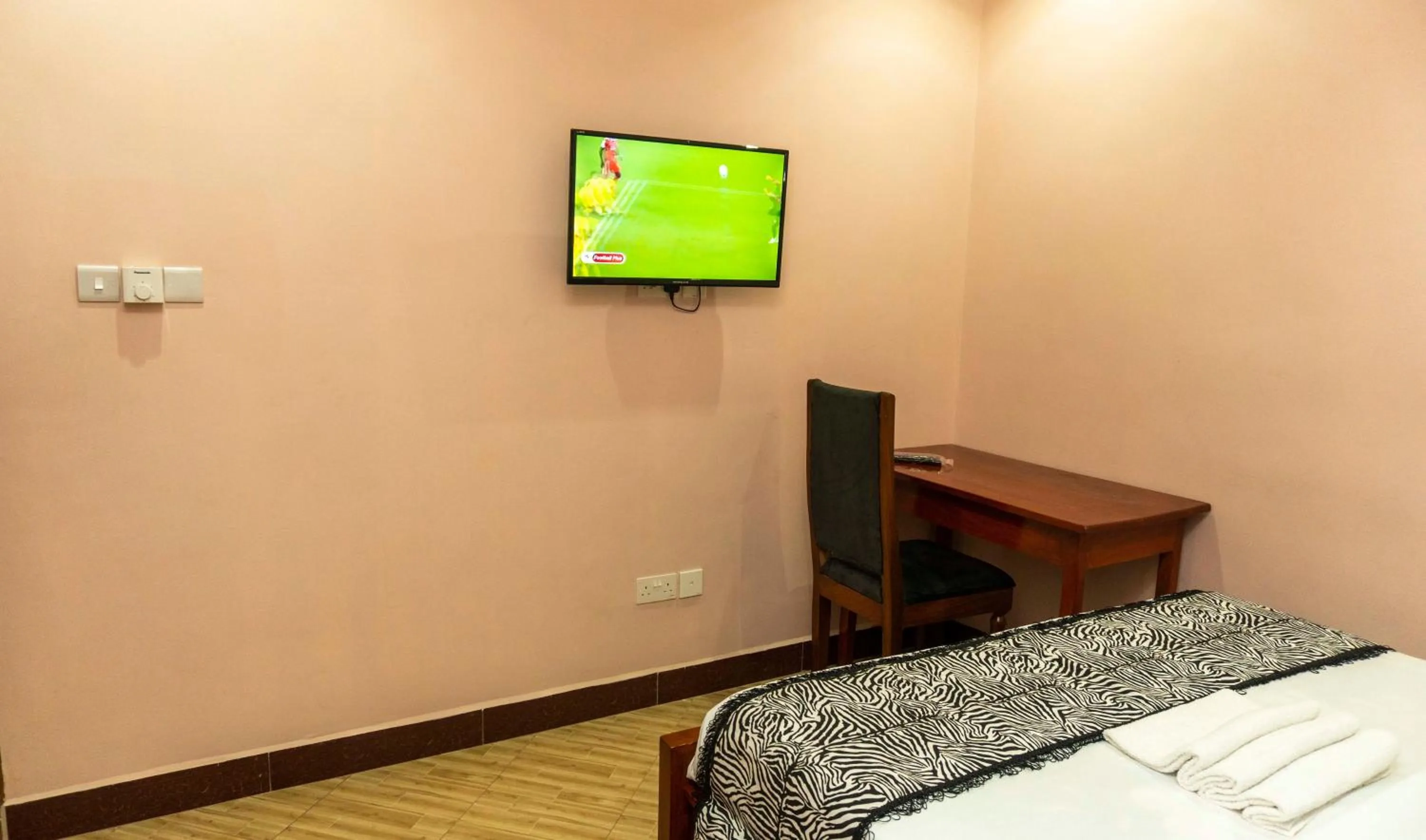 TV and multimedia, Bed in Kiteme Comfort Lodge