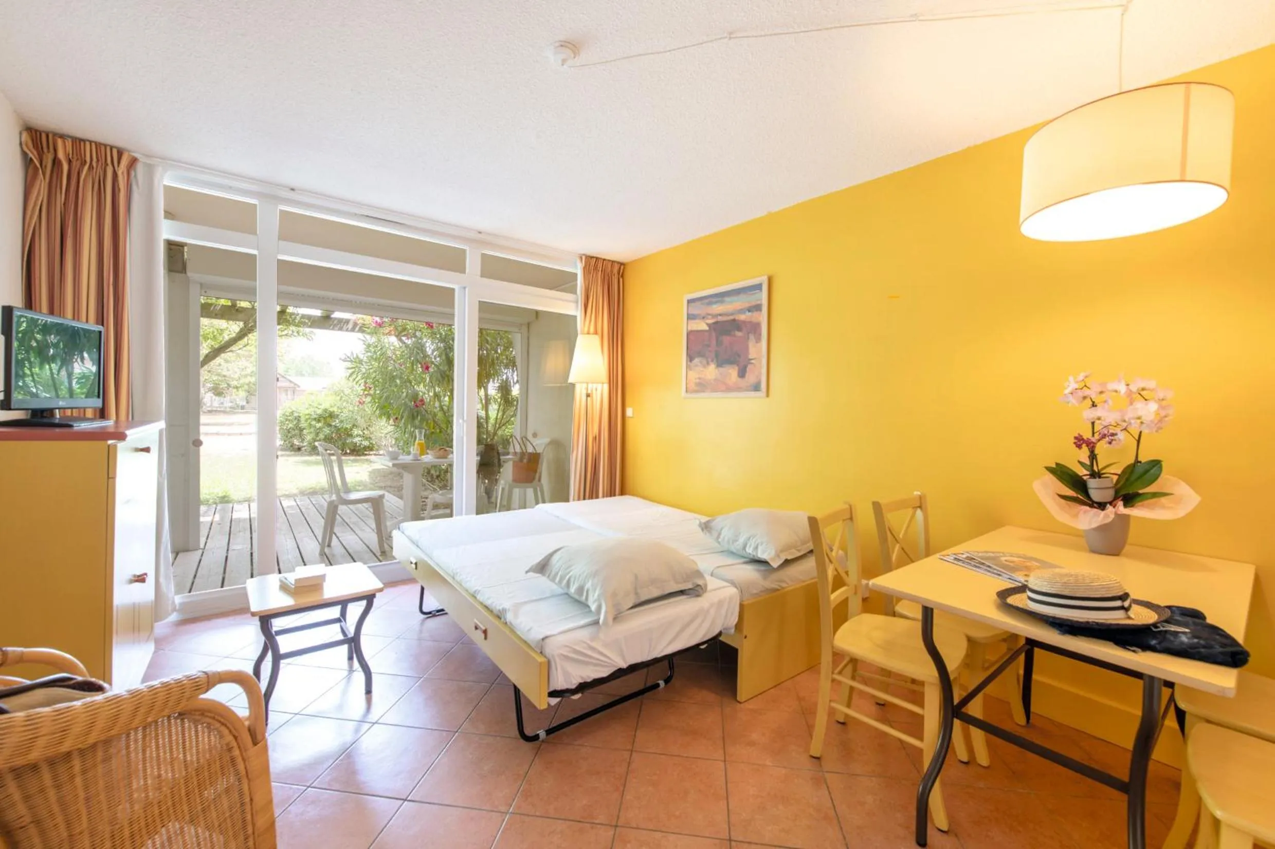 Living room, Bed in SOWELL RESIDENCES Les Sablons