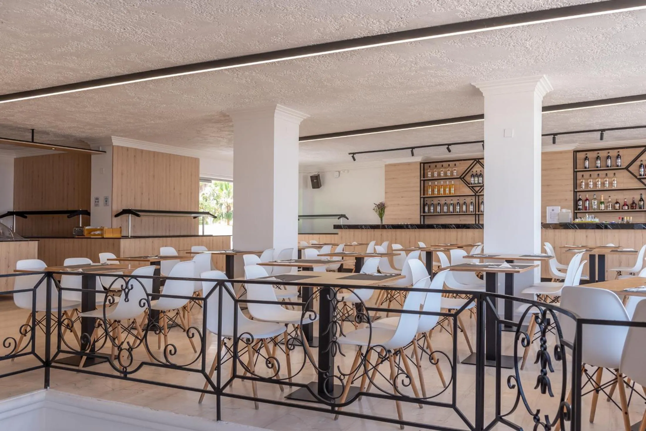 Restaurant/places to eat in Azure Mare Hotel