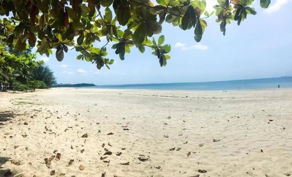 Beach in Thungwua laen resort