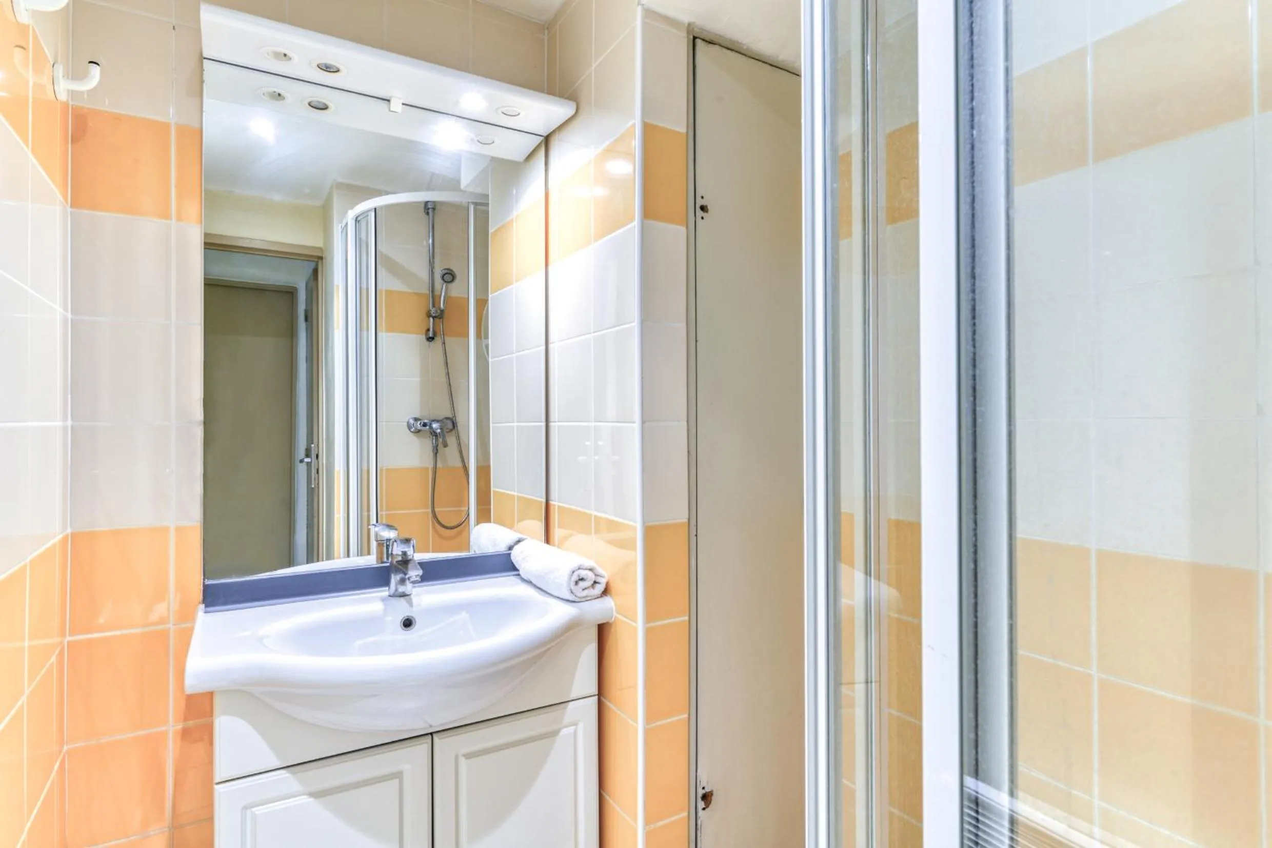 Bathroom in SOWELL RESIDENCES Les Lauriers Roses