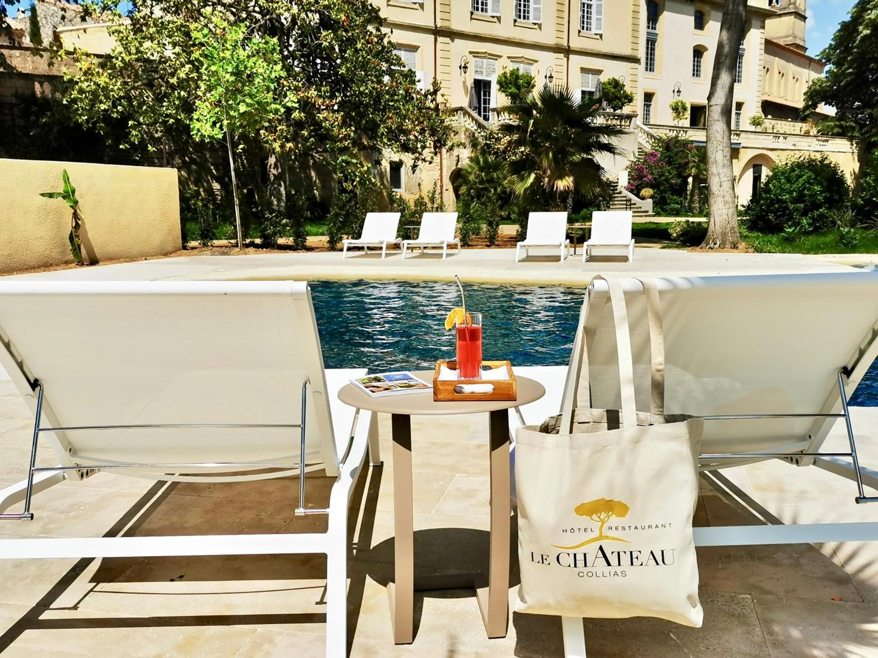 Swimming pool in Château de Collias