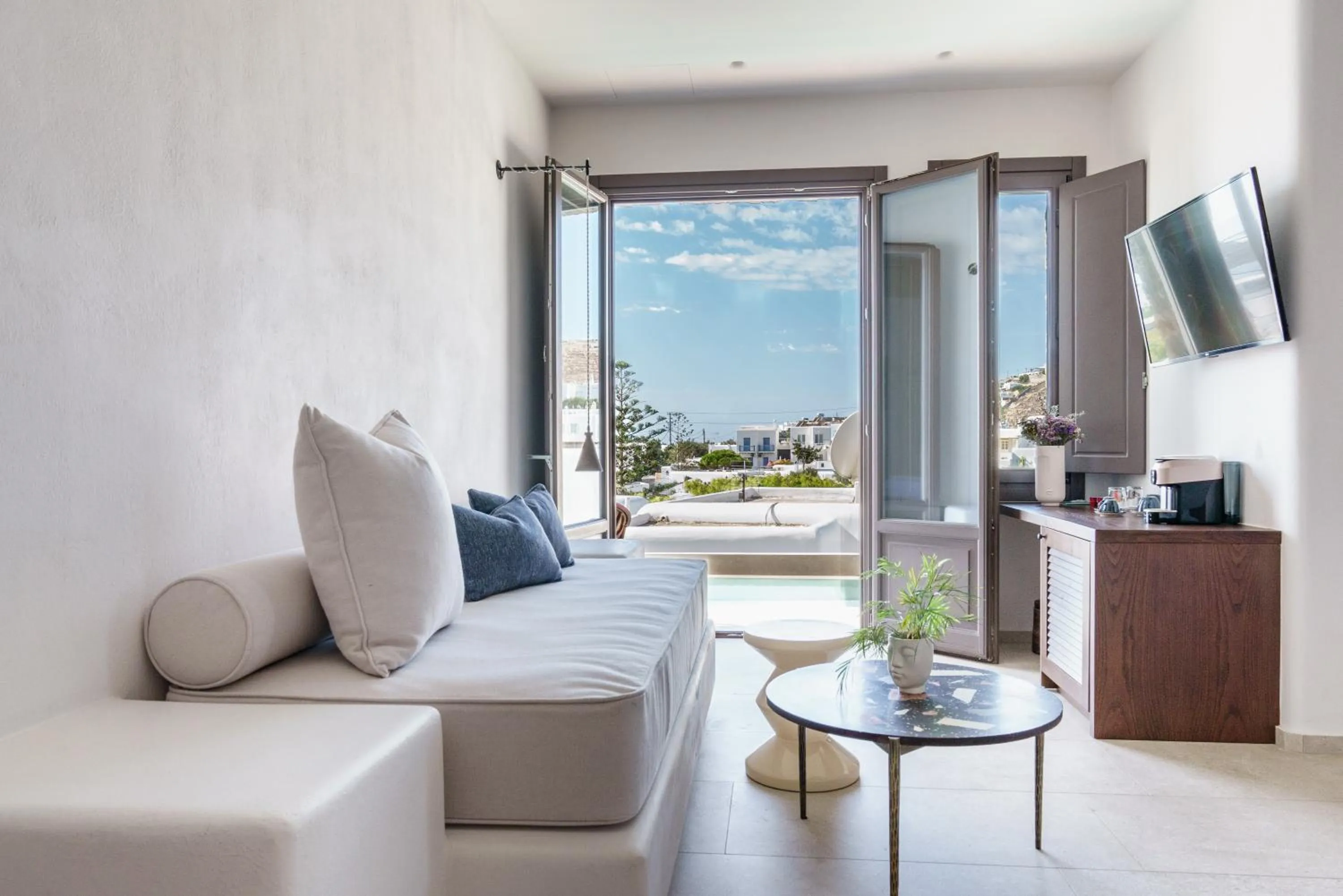 TV and multimedia in Pelican Bay Hotel