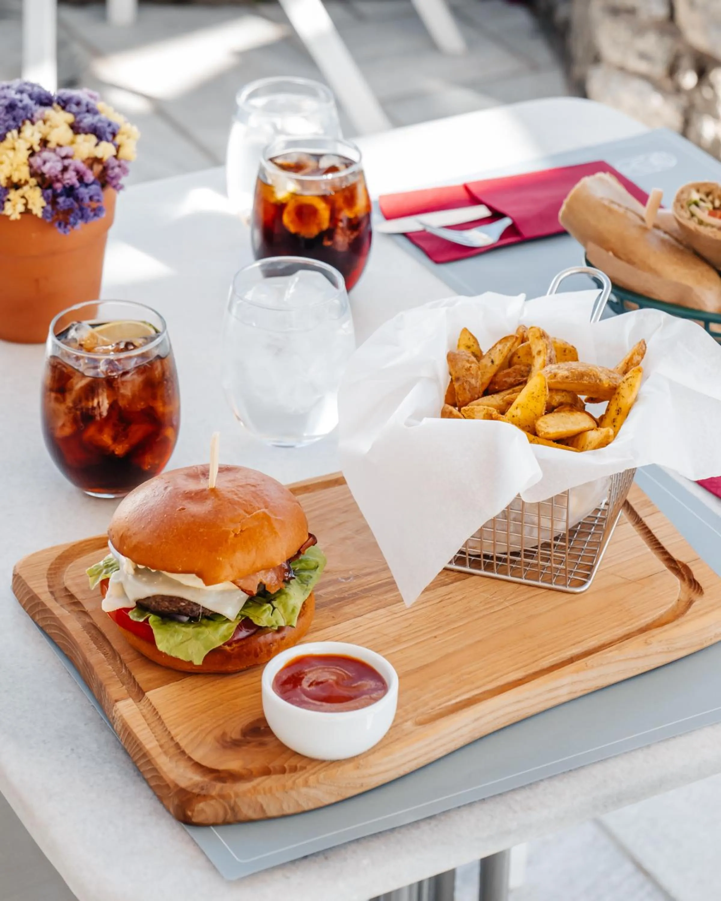 Restaurant/places to eat in Pelican Bay Hotel