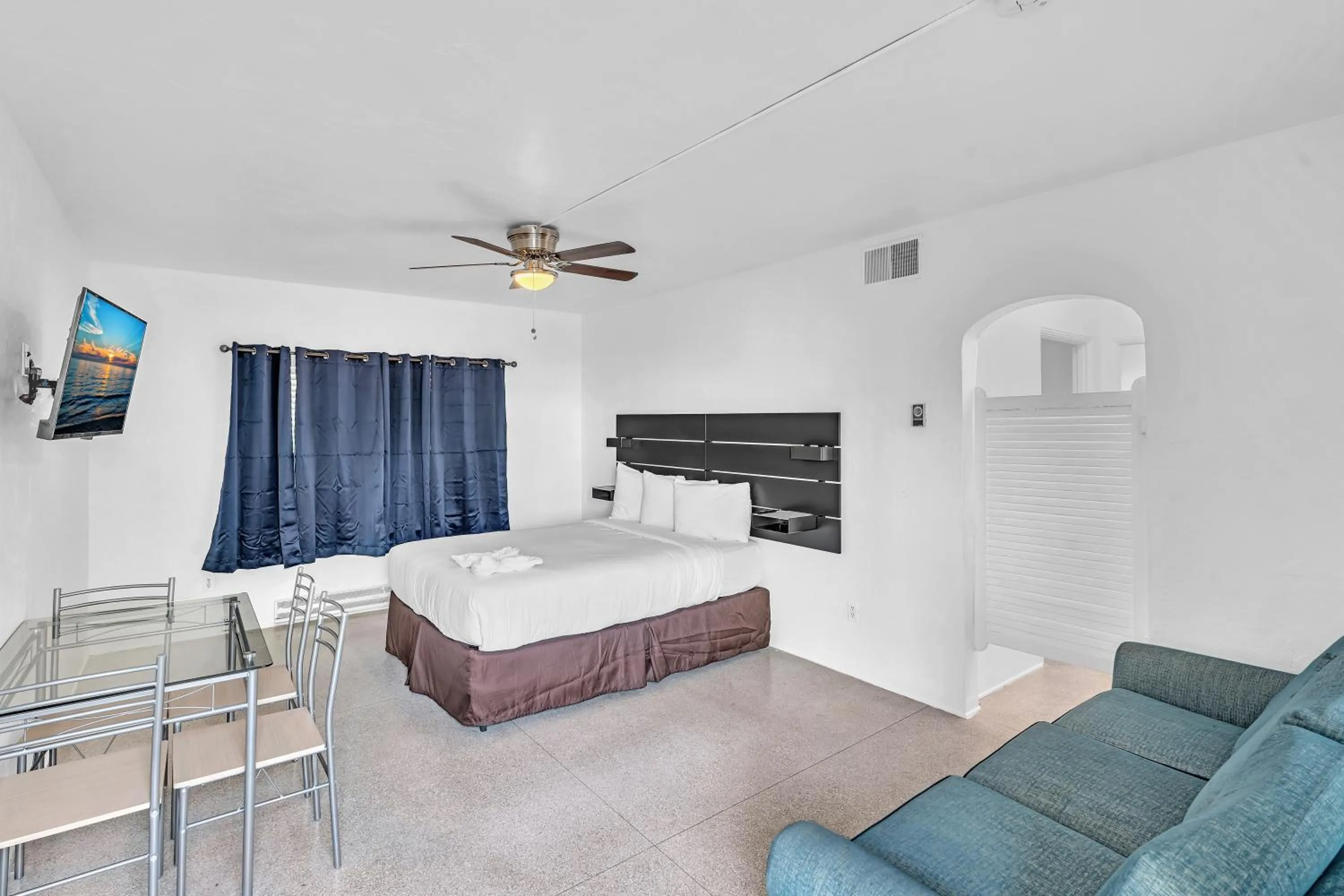 Bedroom, Bed in Sea Angel