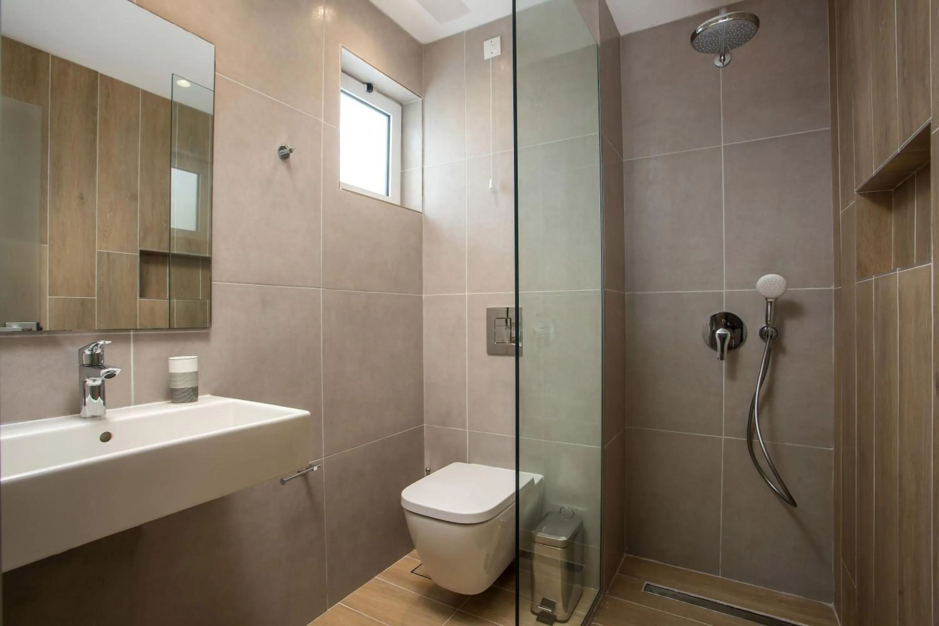 Shower in Zoes Hotel & Suites