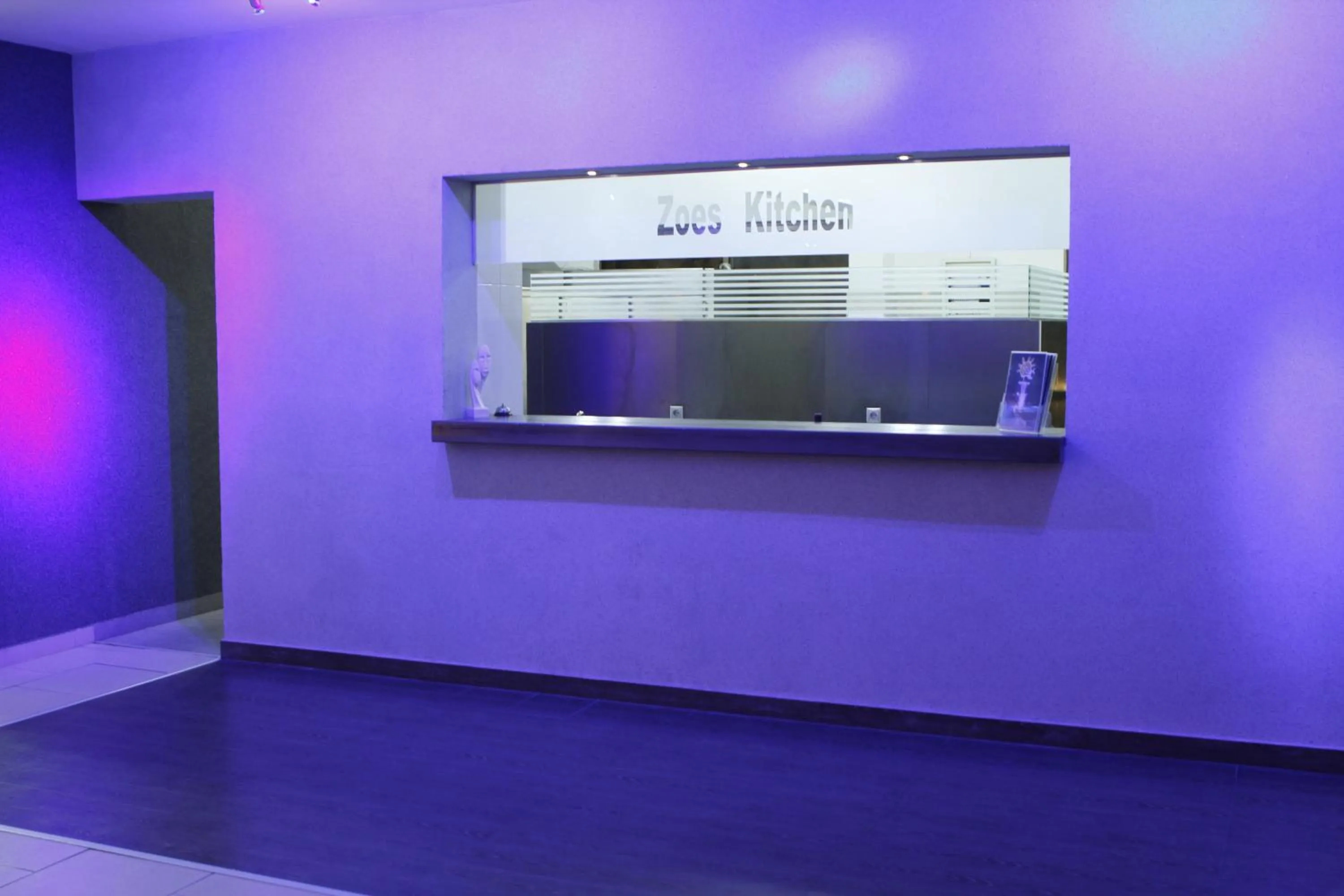 Restaurant/places to eat in Zoes Hotel & Suites