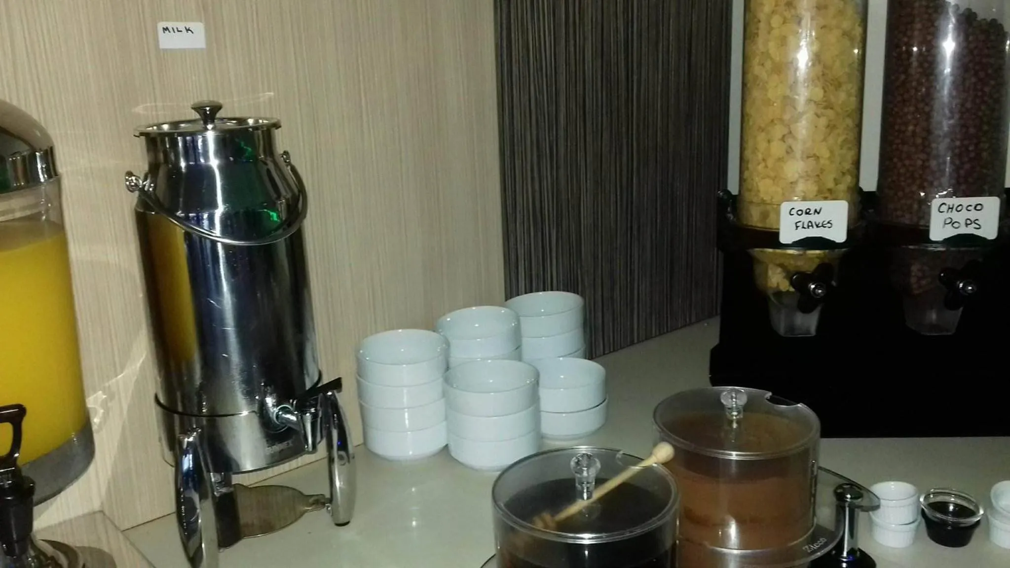 Breakfast in Zoes Hotel & Suites