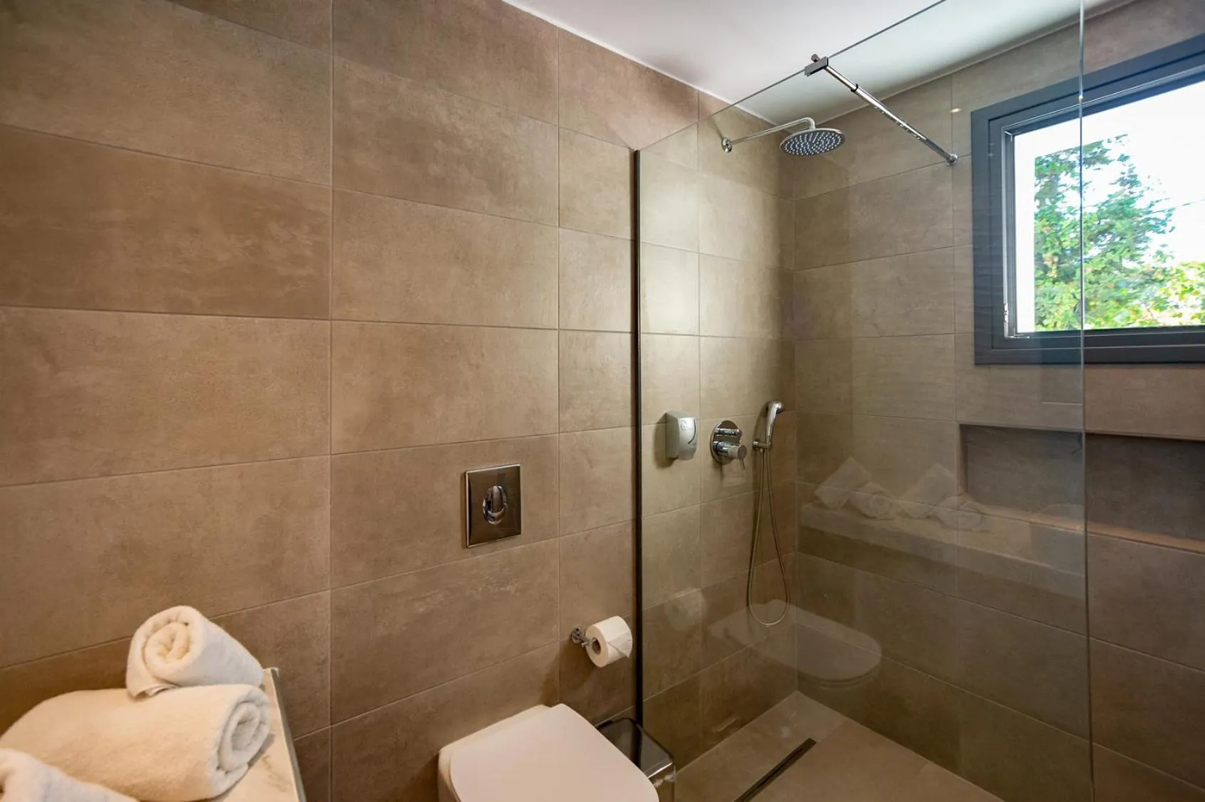 Shower in Zoes Hotel & Suites