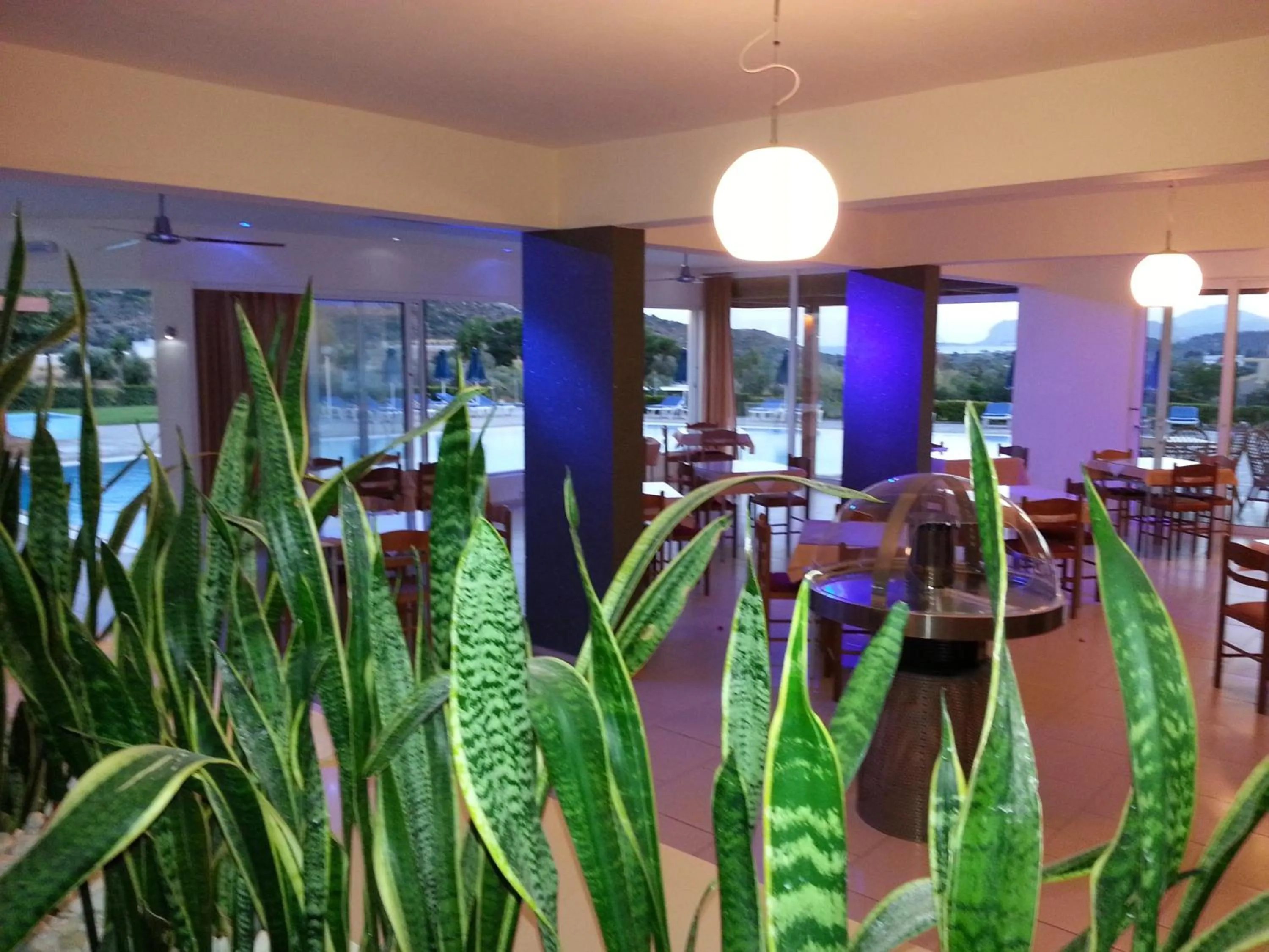 Restaurant/places to eat in Zoes Hotel & Suites