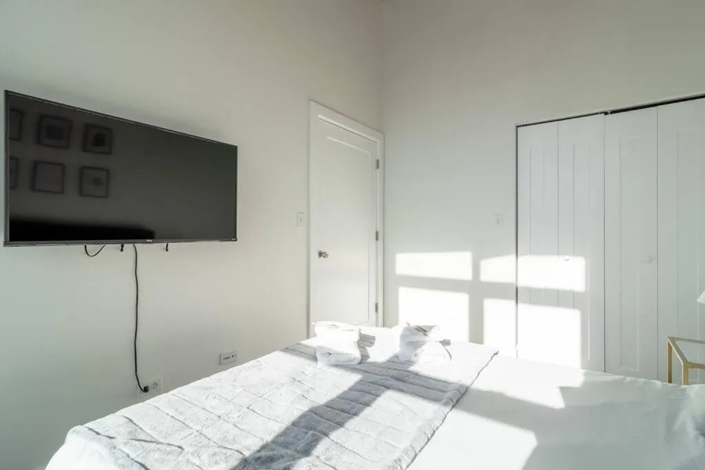 Bed in McCormick Place Beautiful 2BR Apartment with Optional Parking Sleeps up to 8 Near Soldier Field, Grant Park and Lakefront Trail