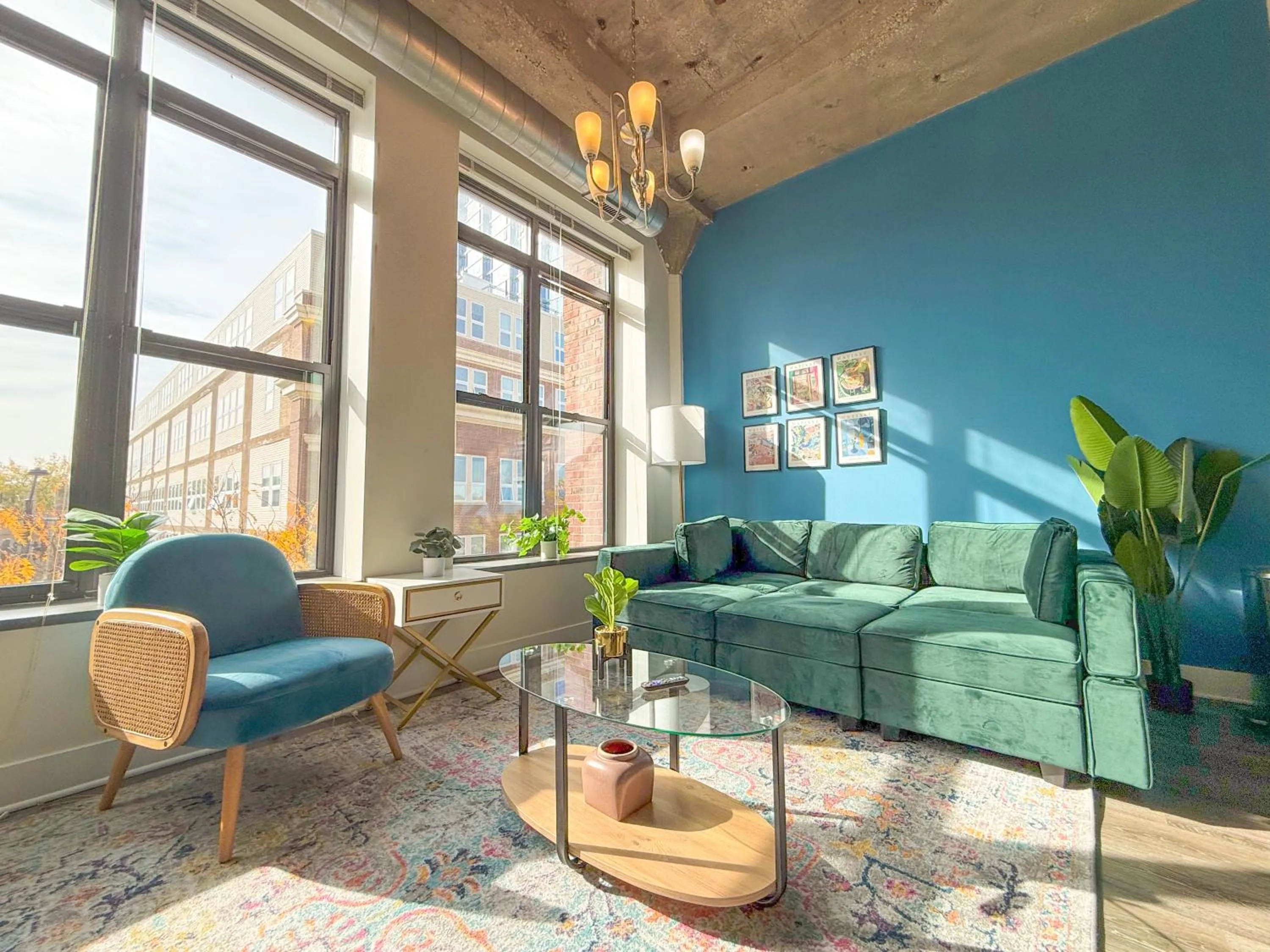 McCormick Place Beautiful 2BR Apartment with Optional Parking Sleeps up to 8 Near Soldier Field, Grant Park and Lakefront Trail