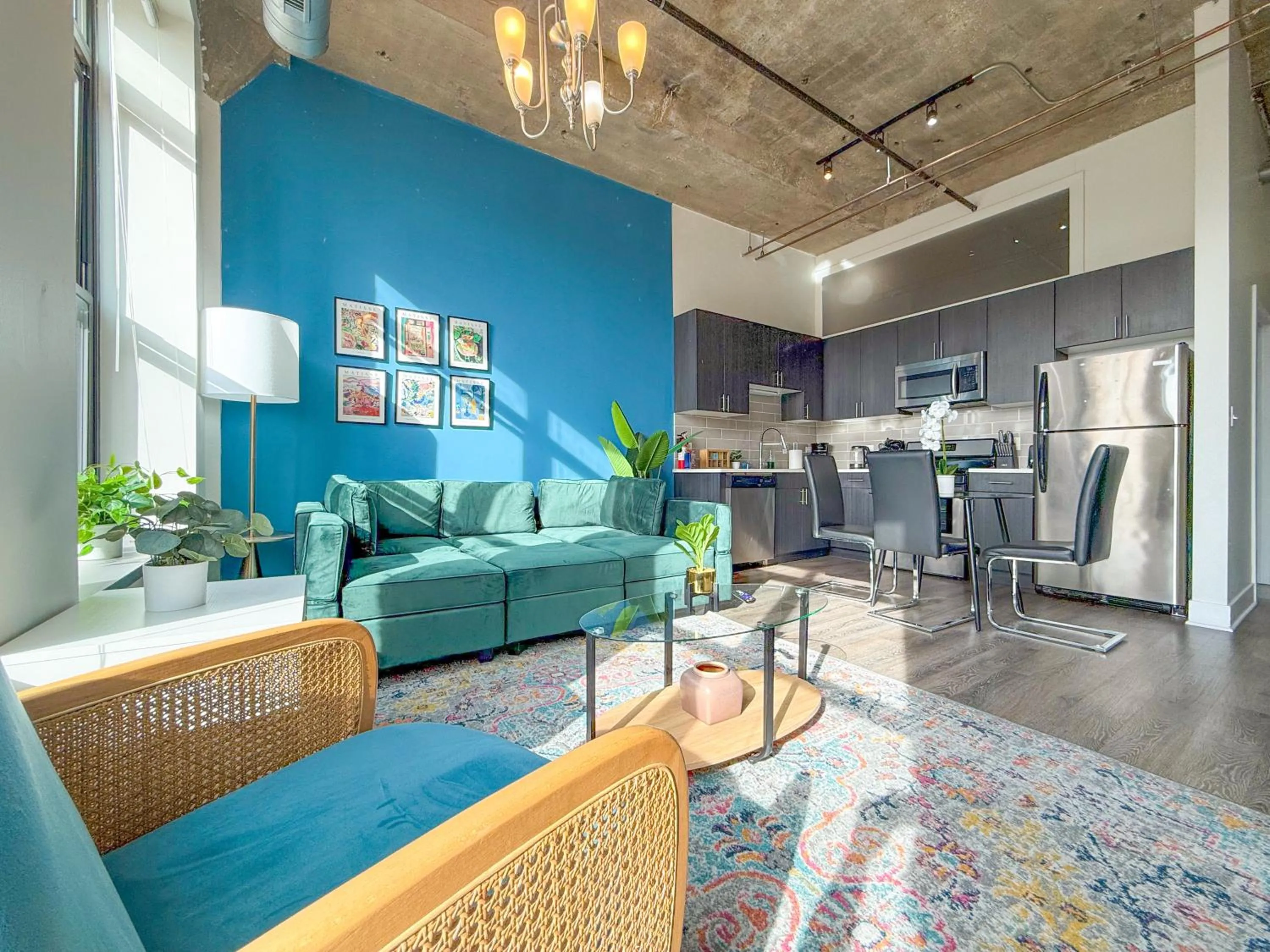 McCormick Place Beautiful 2BR Apartment with Optional Parking Sleeps up to 8 Near Soldier Field, Grant Park and Lakefront Trail