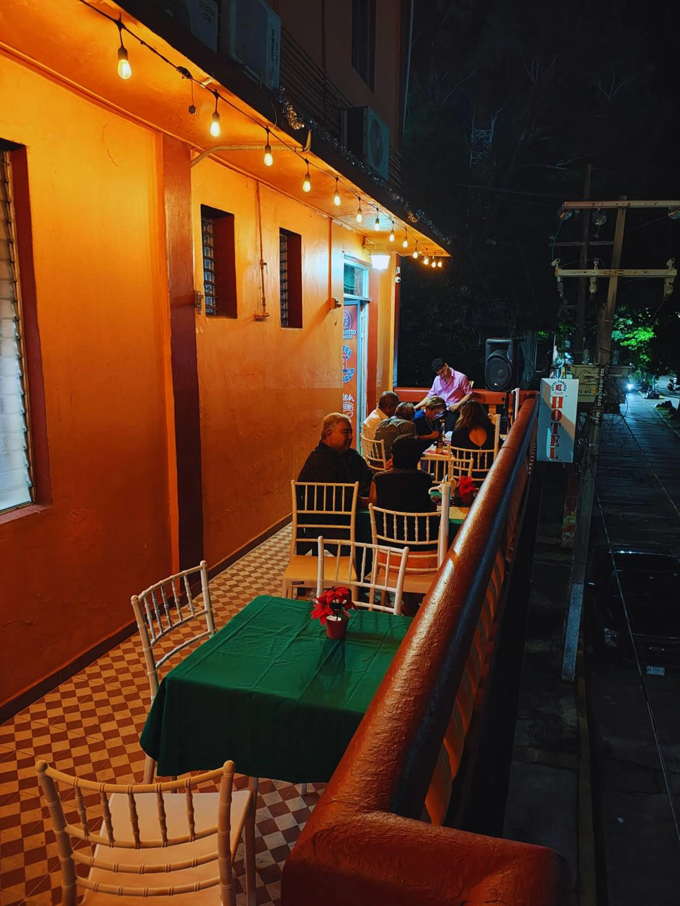 Restaurant/places to eat in Hotel Cortaza Galería