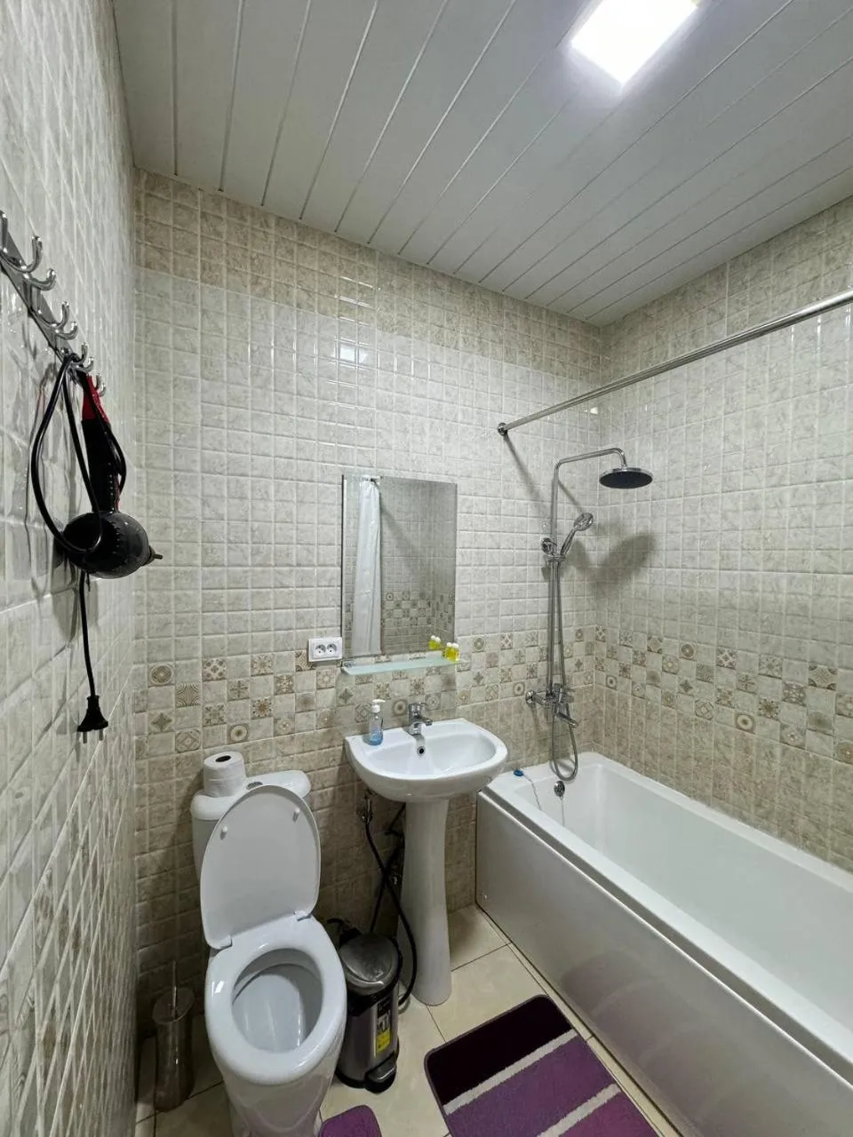 Shower in Qamar Hotel