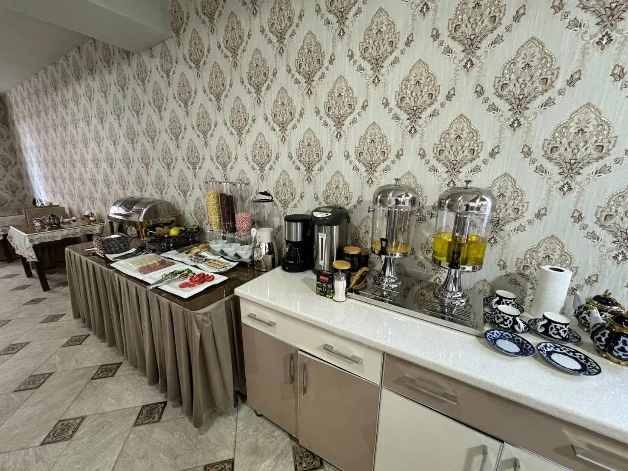 Restaurant/places to eat in Qamar Hotel