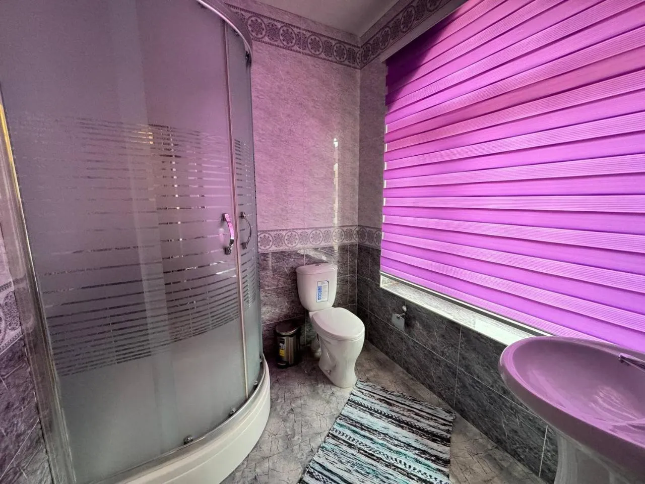 Shower in Qamar Hotel